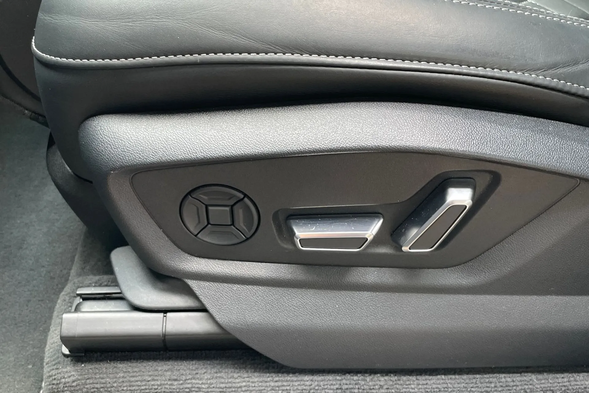 Audi Q7 thumbnail image number 28