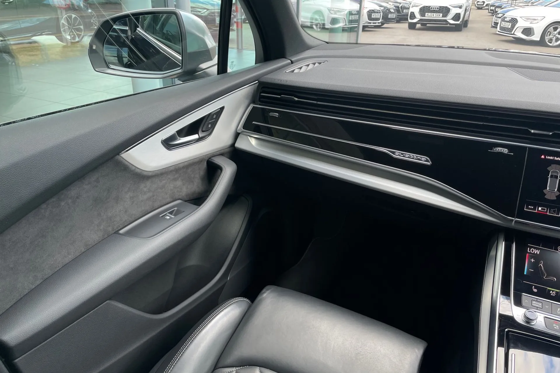 Audi Q7 thumbnail image number 31