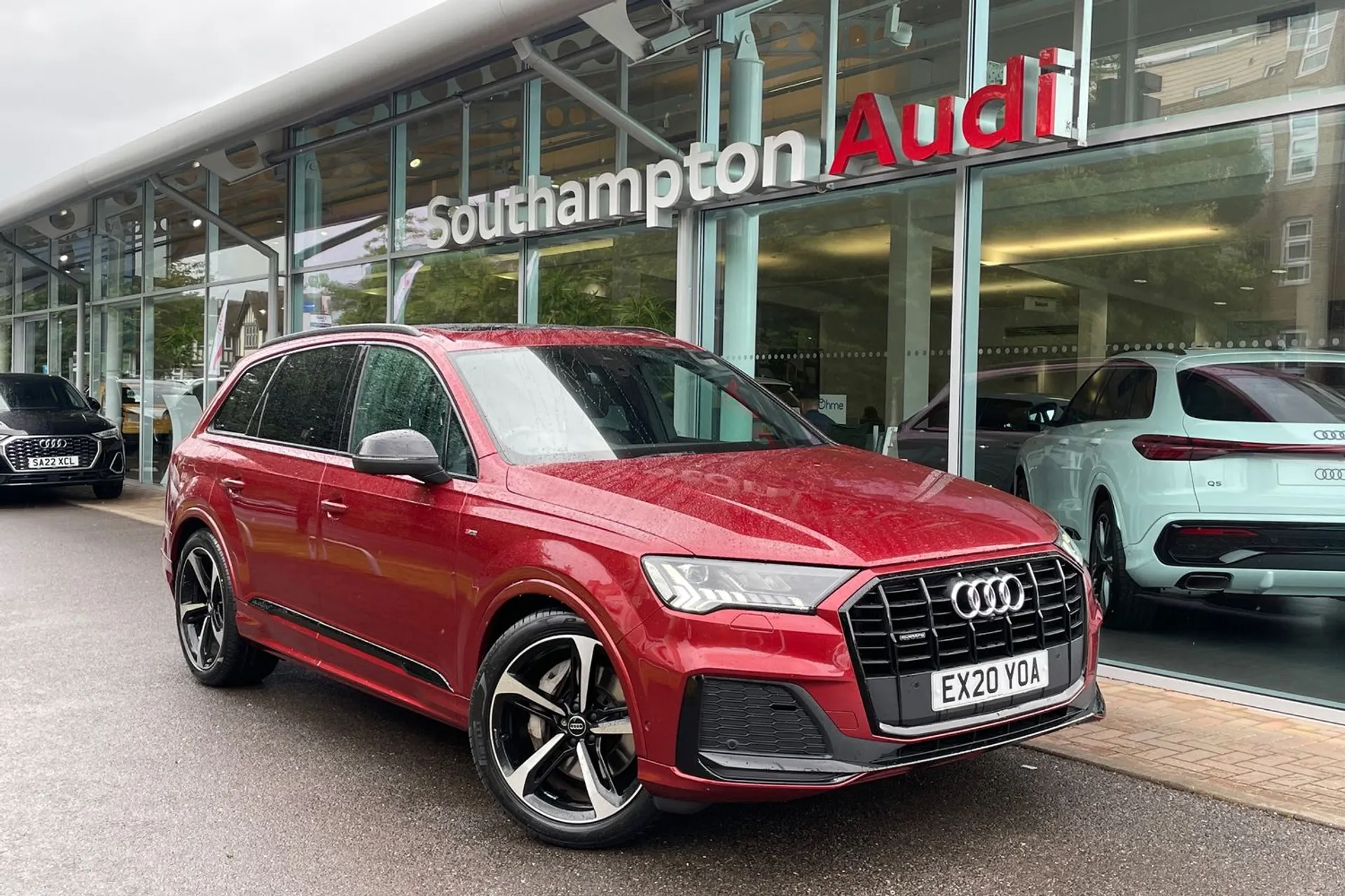 Audi Q7 focused image