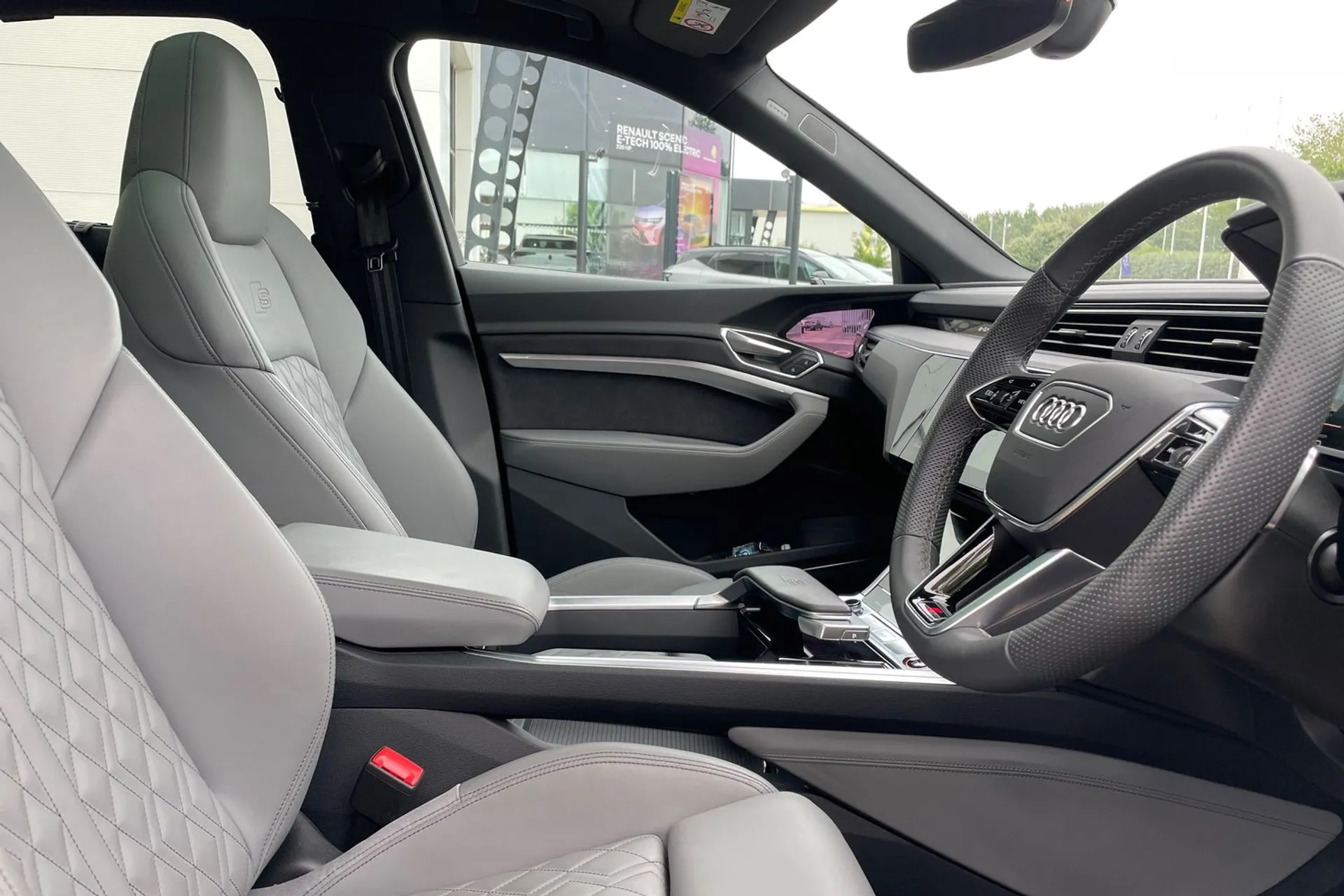 Audi Q8 thumbnail image number 24