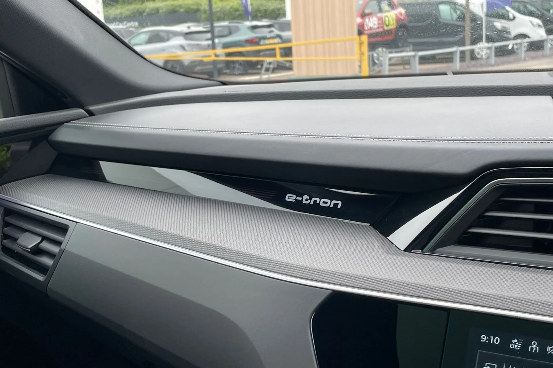 Audi Q8 thumbnail image number 23