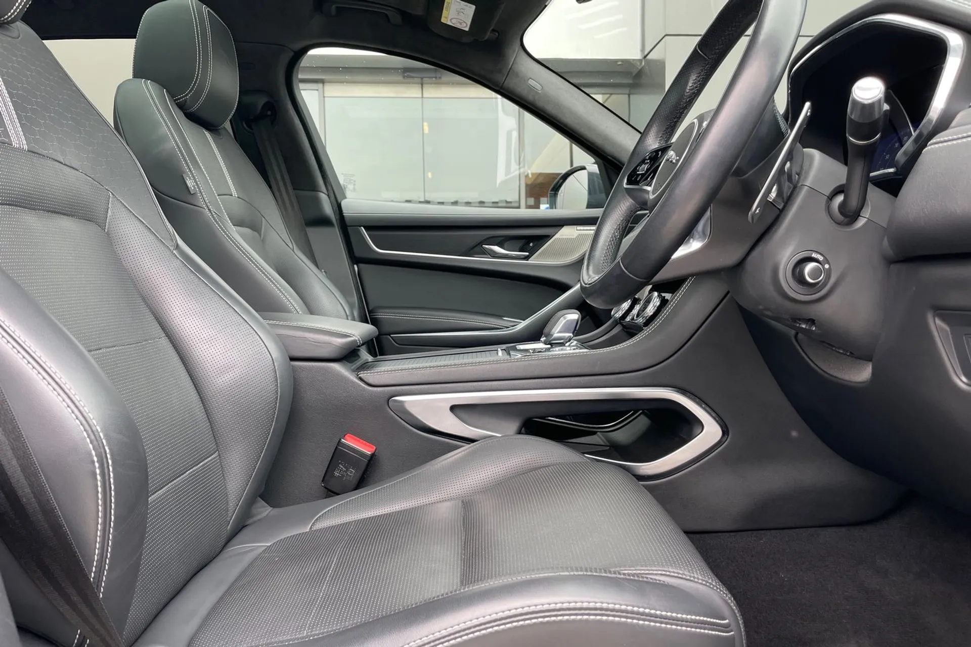 Jaguar F-PACE thumbnail image number 20