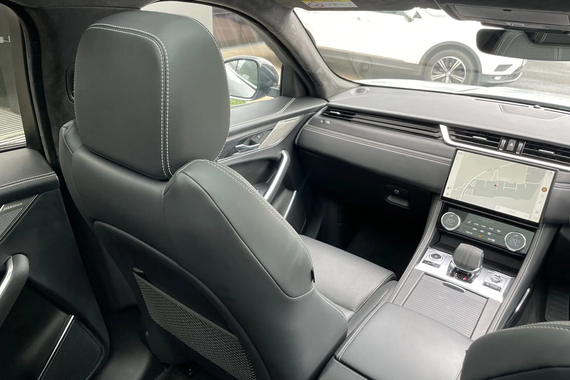 Jaguar F-PACE thumbnail image number 42