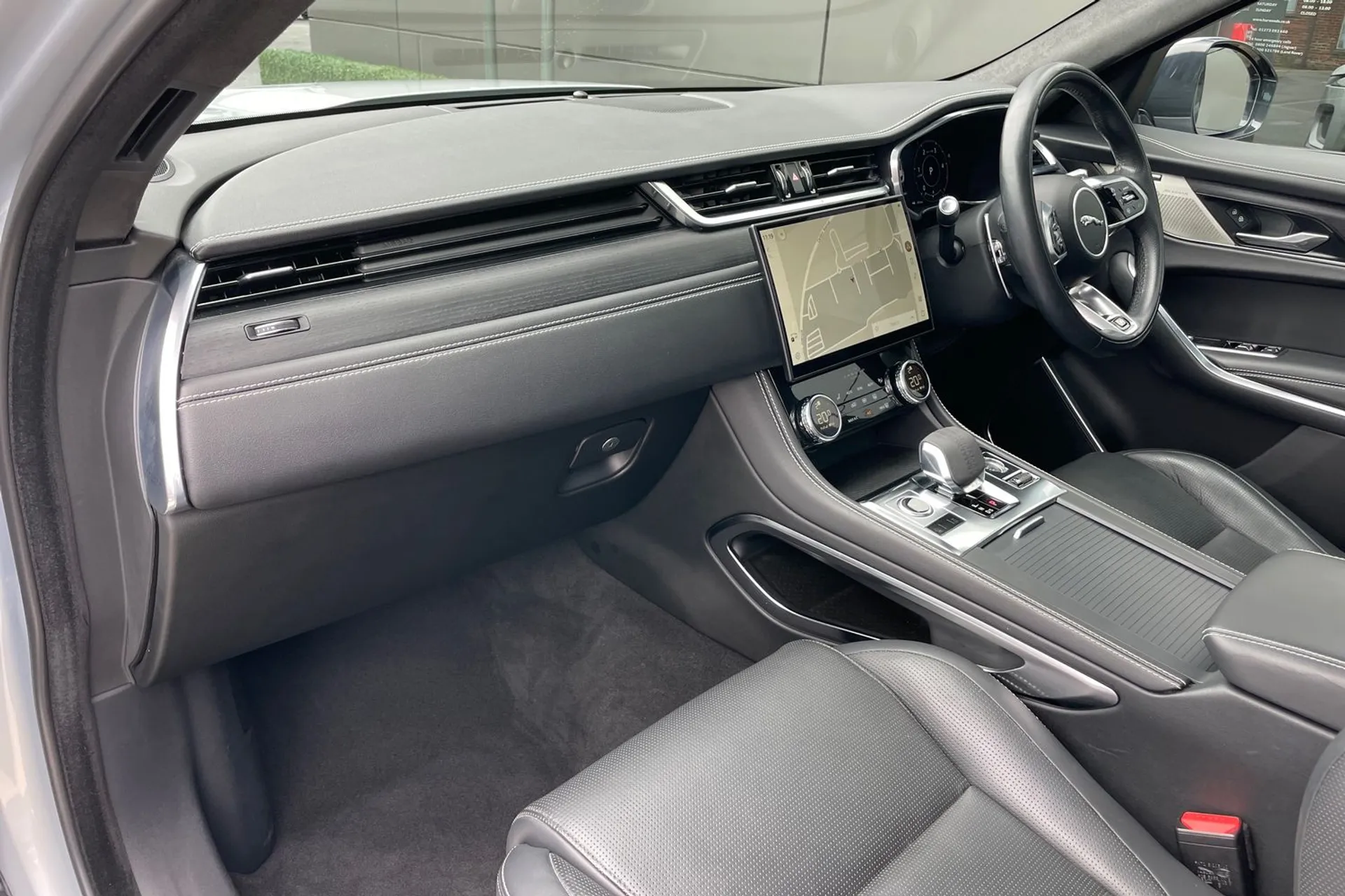 Jaguar F-PACE thumbnail image number 38
