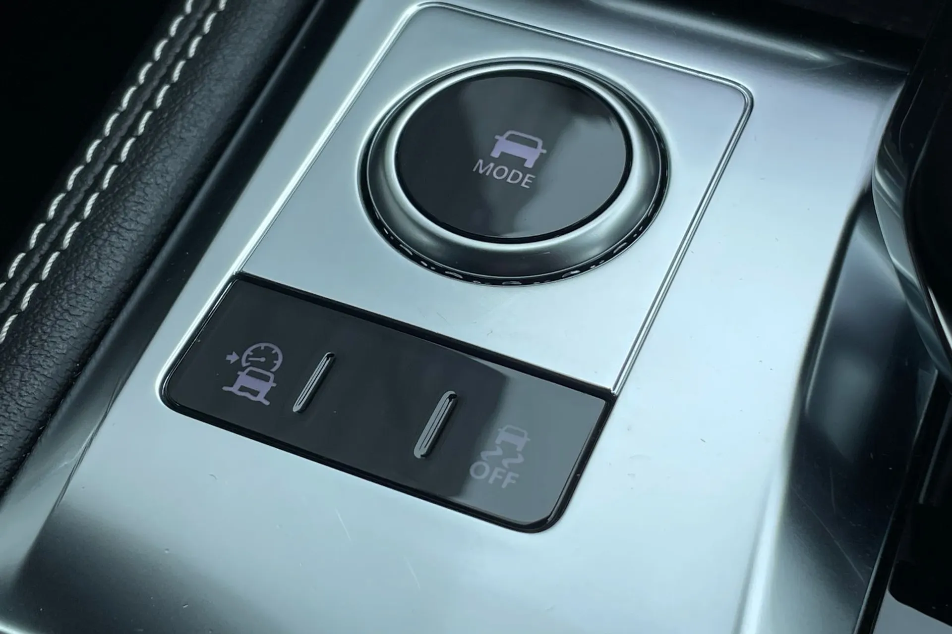 Jaguar F-PACE thumbnail image number 32
