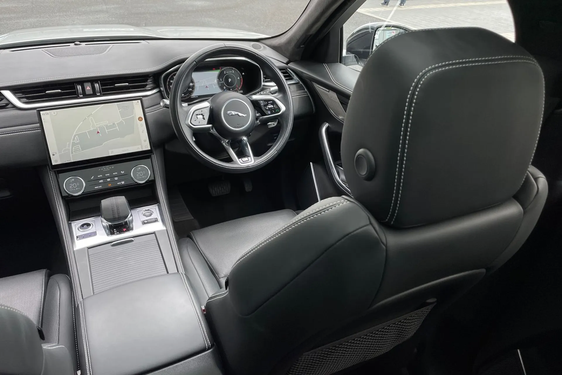 Jaguar F-PACE thumbnail image number 43