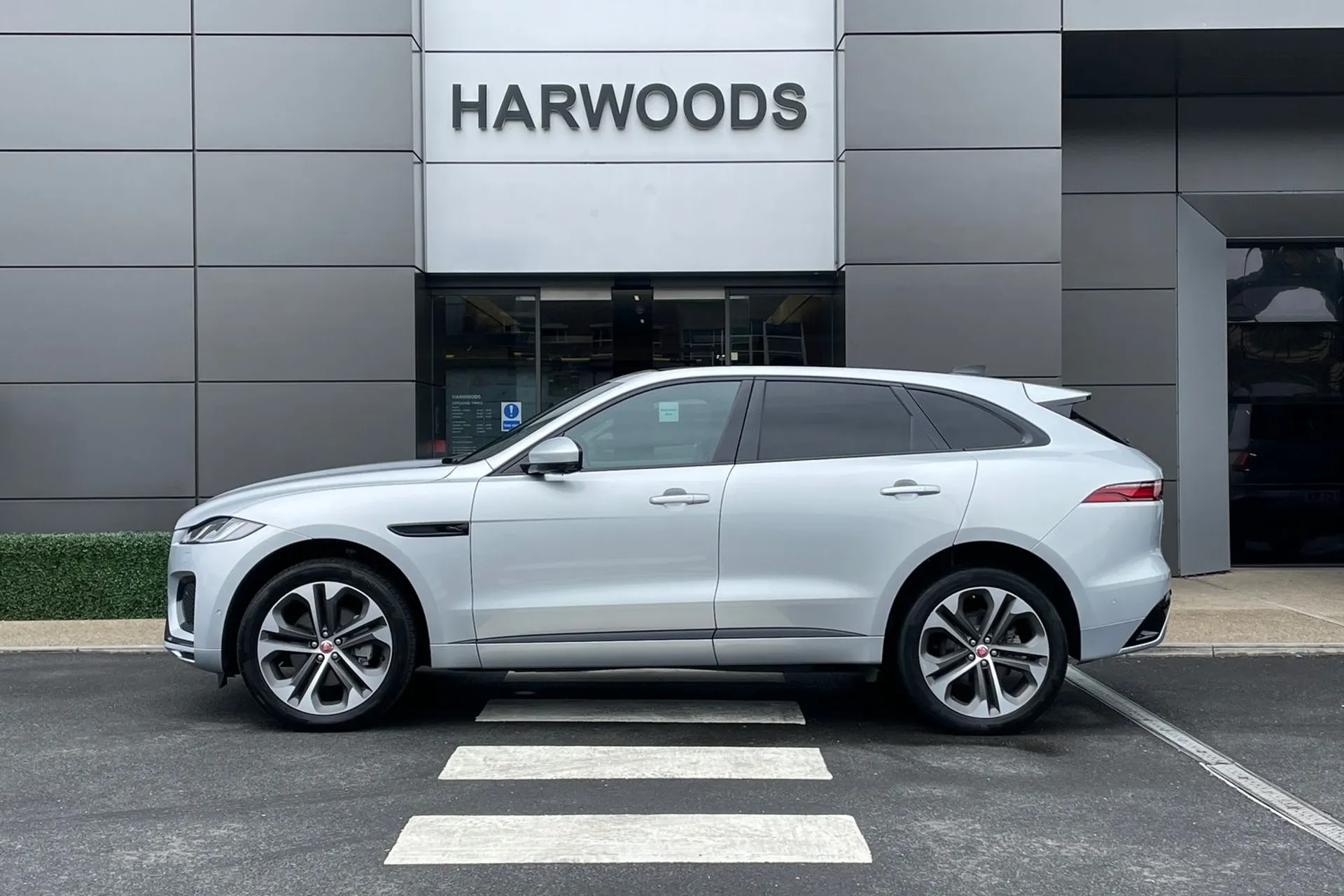Jaguar F-PACE thumbnail image number 10