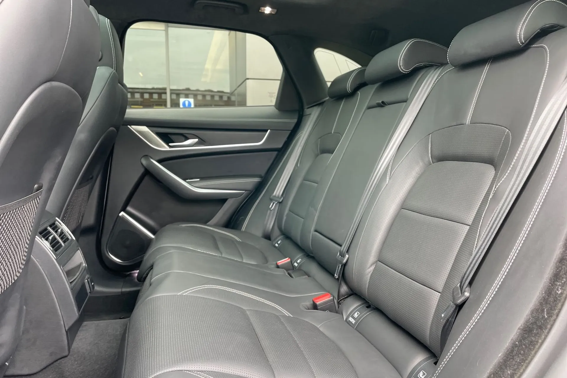 Jaguar F-PACE thumbnail image number 40