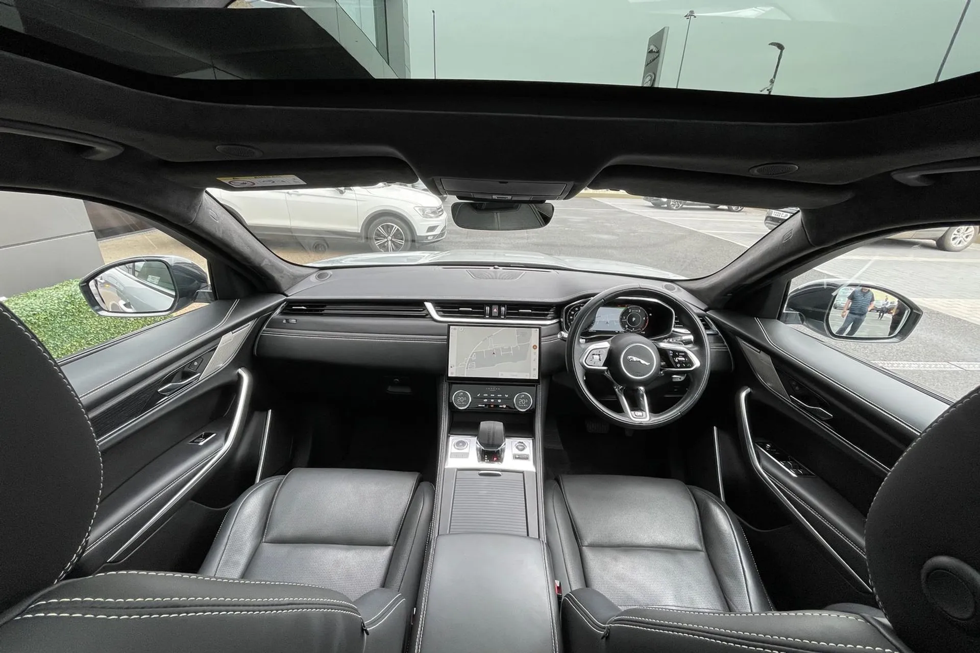 Jaguar F-PACE thumbnail image number 3