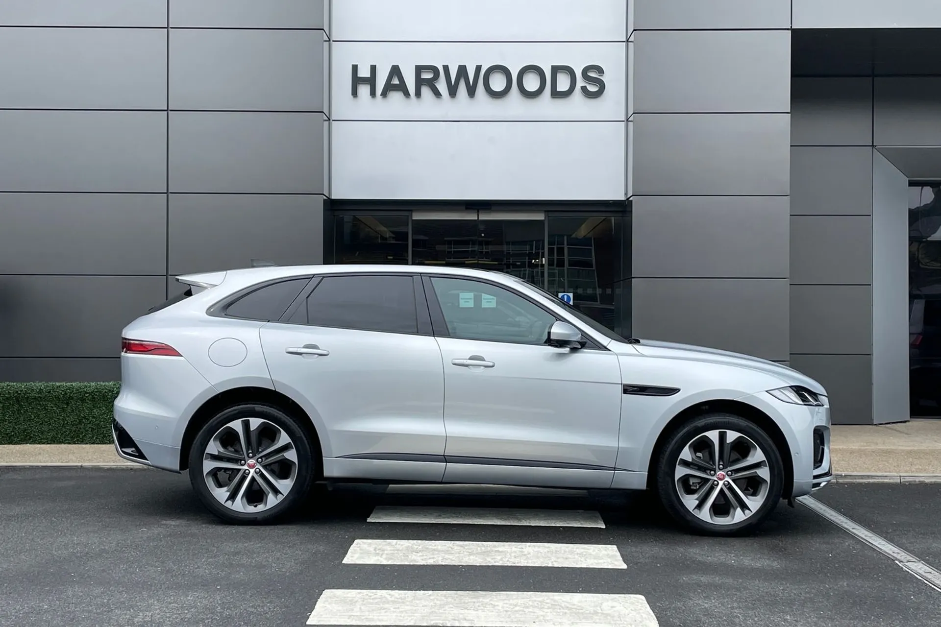 Jaguar F-PACE thumbnail image number 2