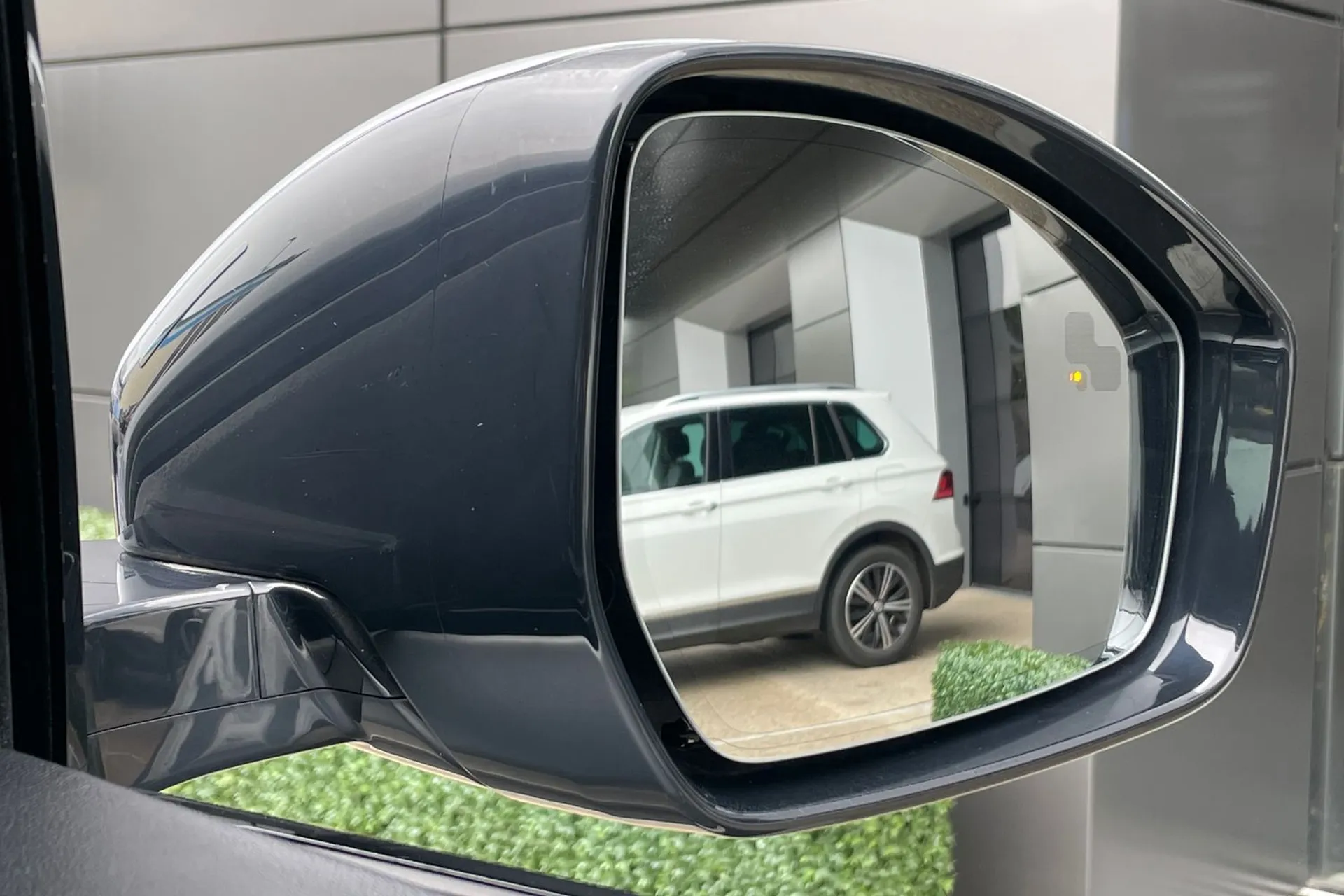 Jaguar F-PACE thumbnail image number 15