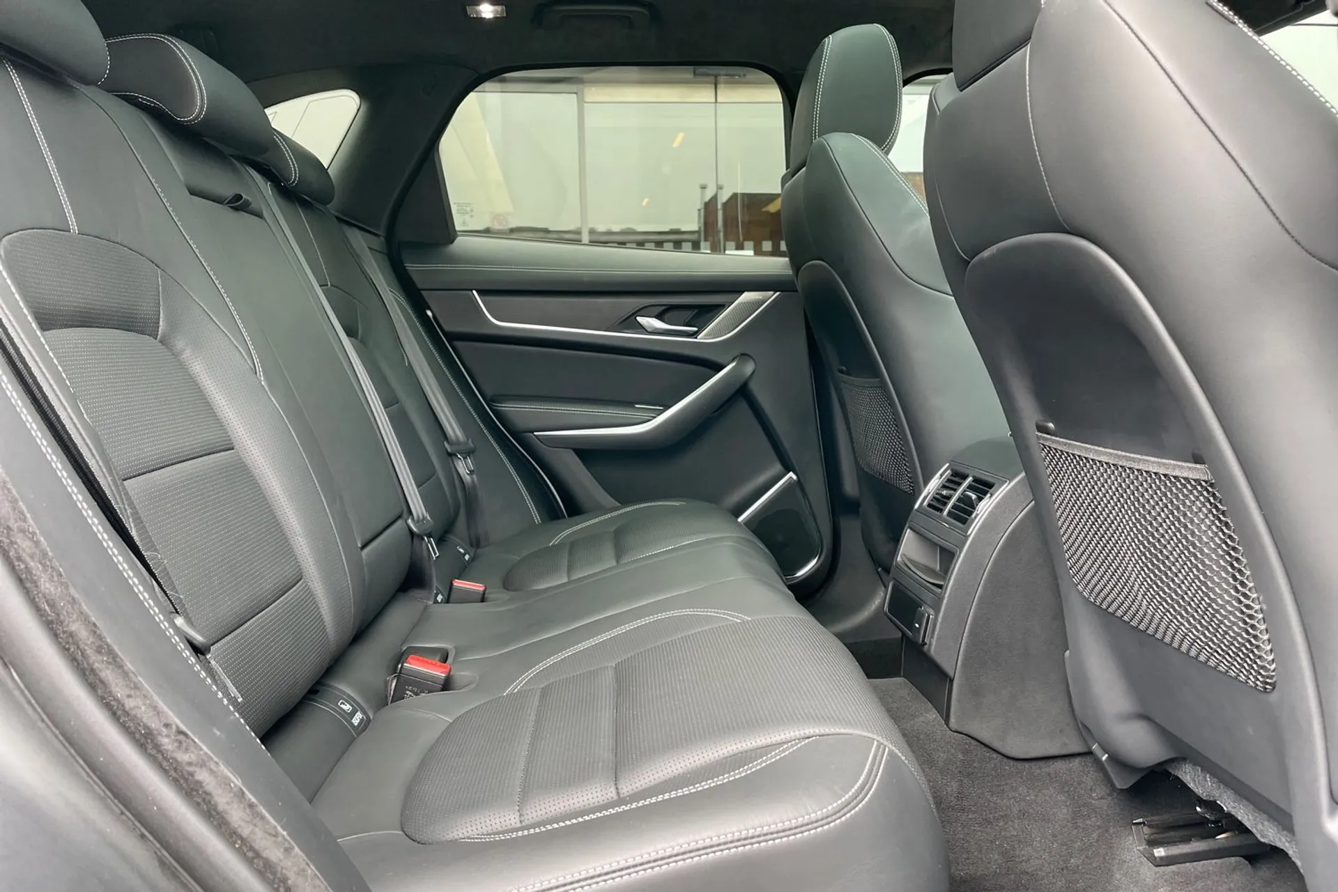 Jaguar F-PACE thumbnail image number 24