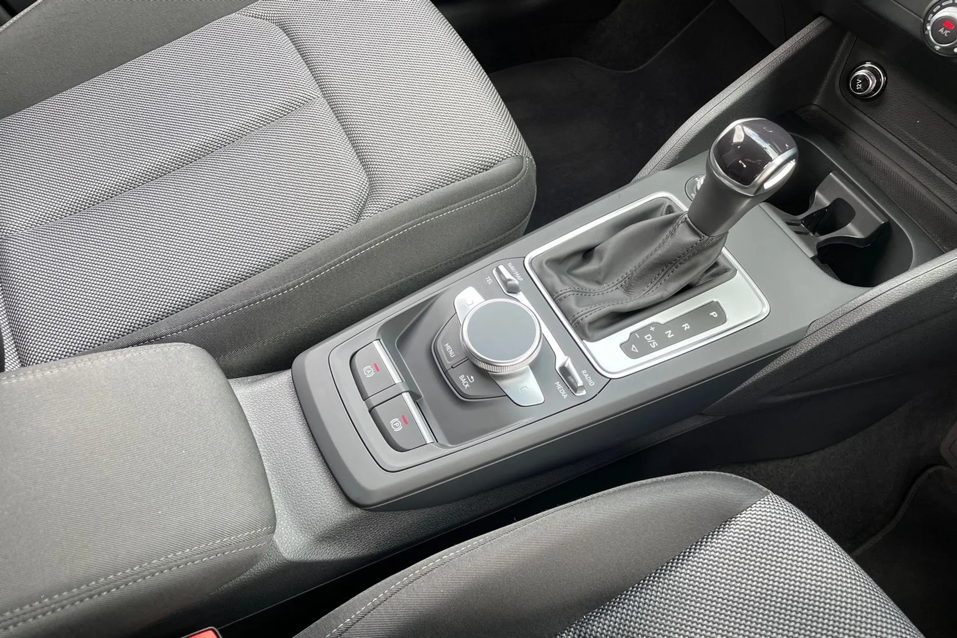 Audi Q2 thumbnail image number 32