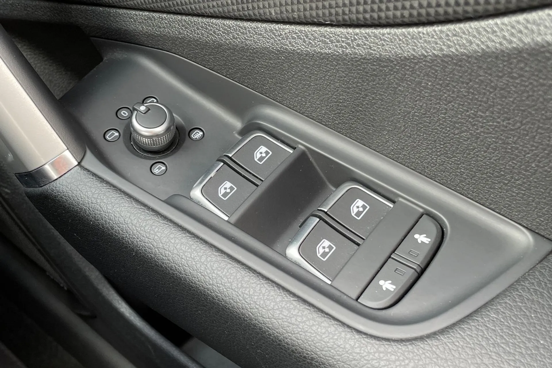 Audi Q2 thumbnail image number 16
