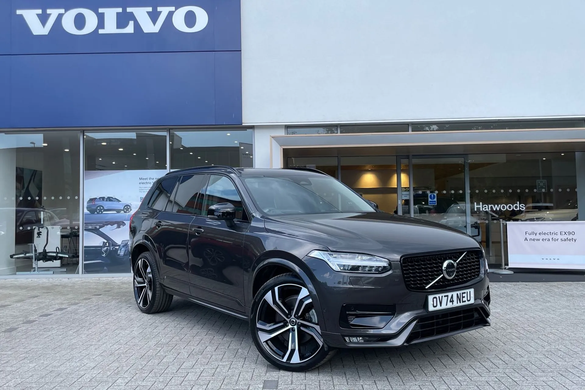 Volvo XC90 focused image