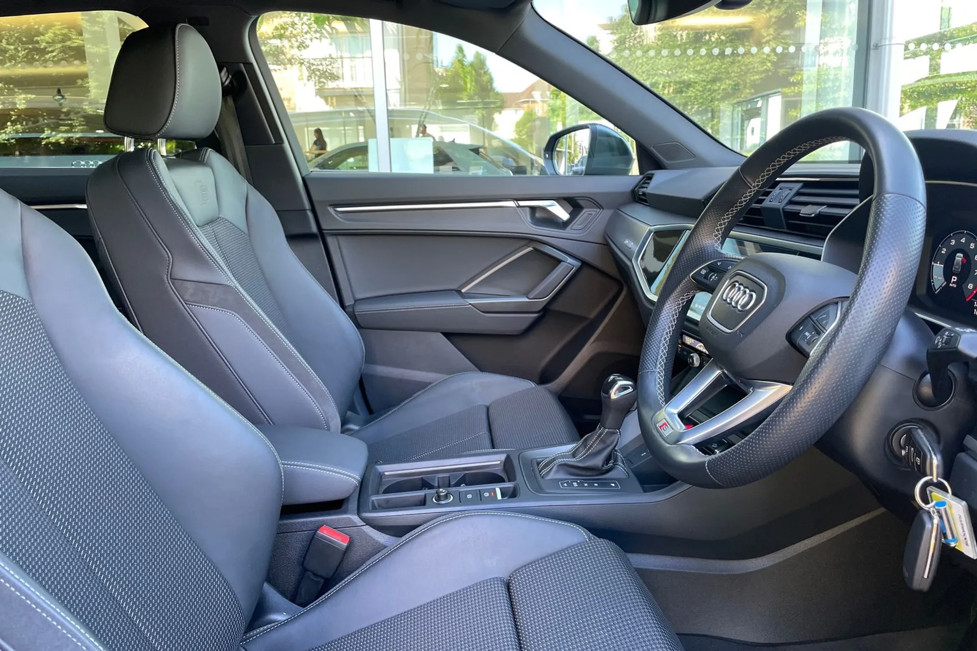 Audi Q3 thumbnail image number 24
