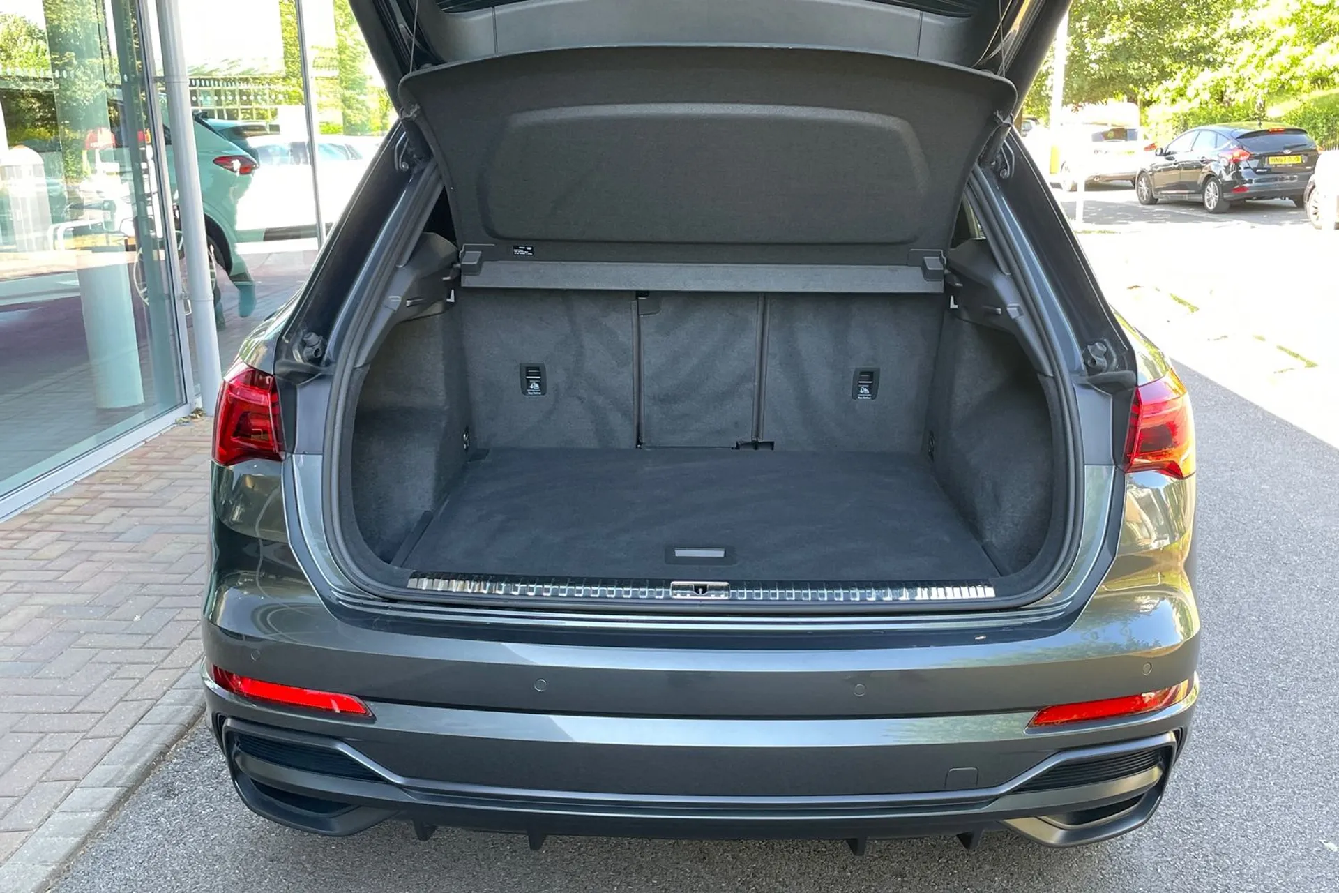 Audi Q3 thumbnail image number 18