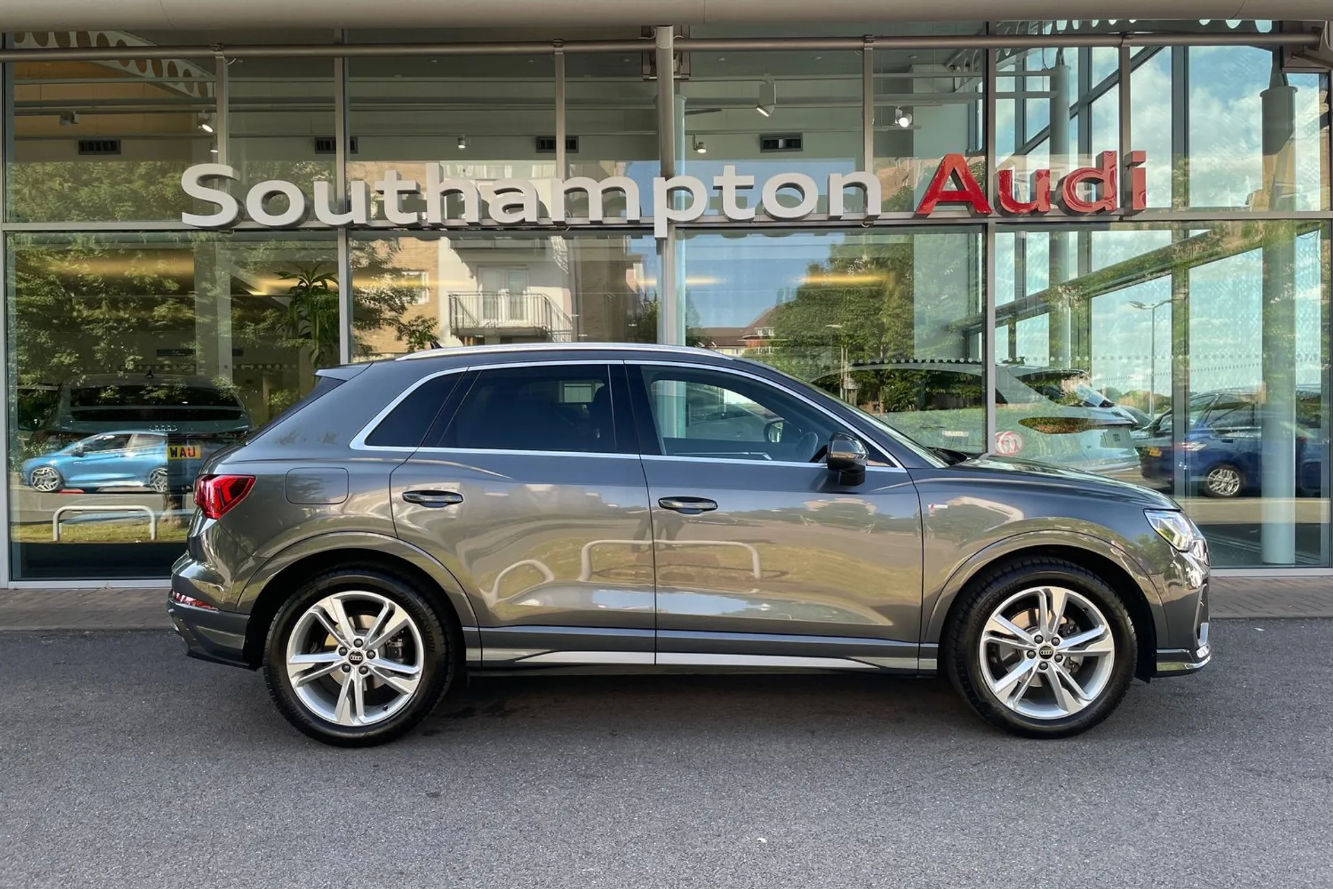 Audi Q3 thumbnail image number 2