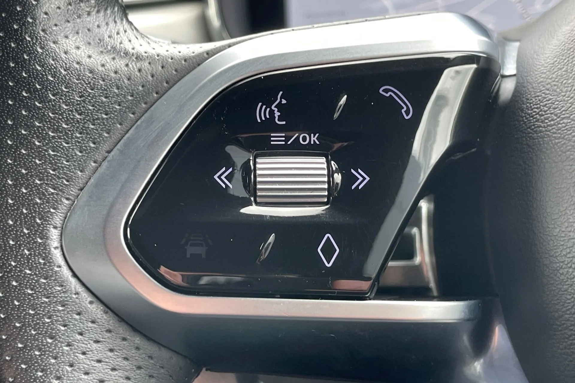 Jaguar F-PACE thumbnail image number 26