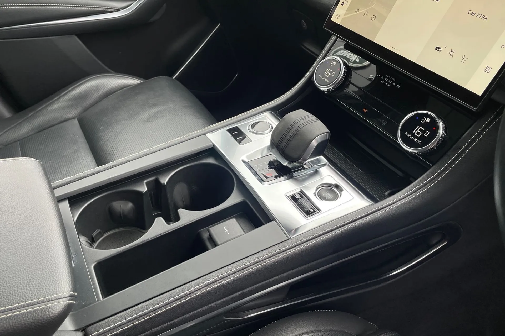 Jaguar F-PACE thumbnail image number 19