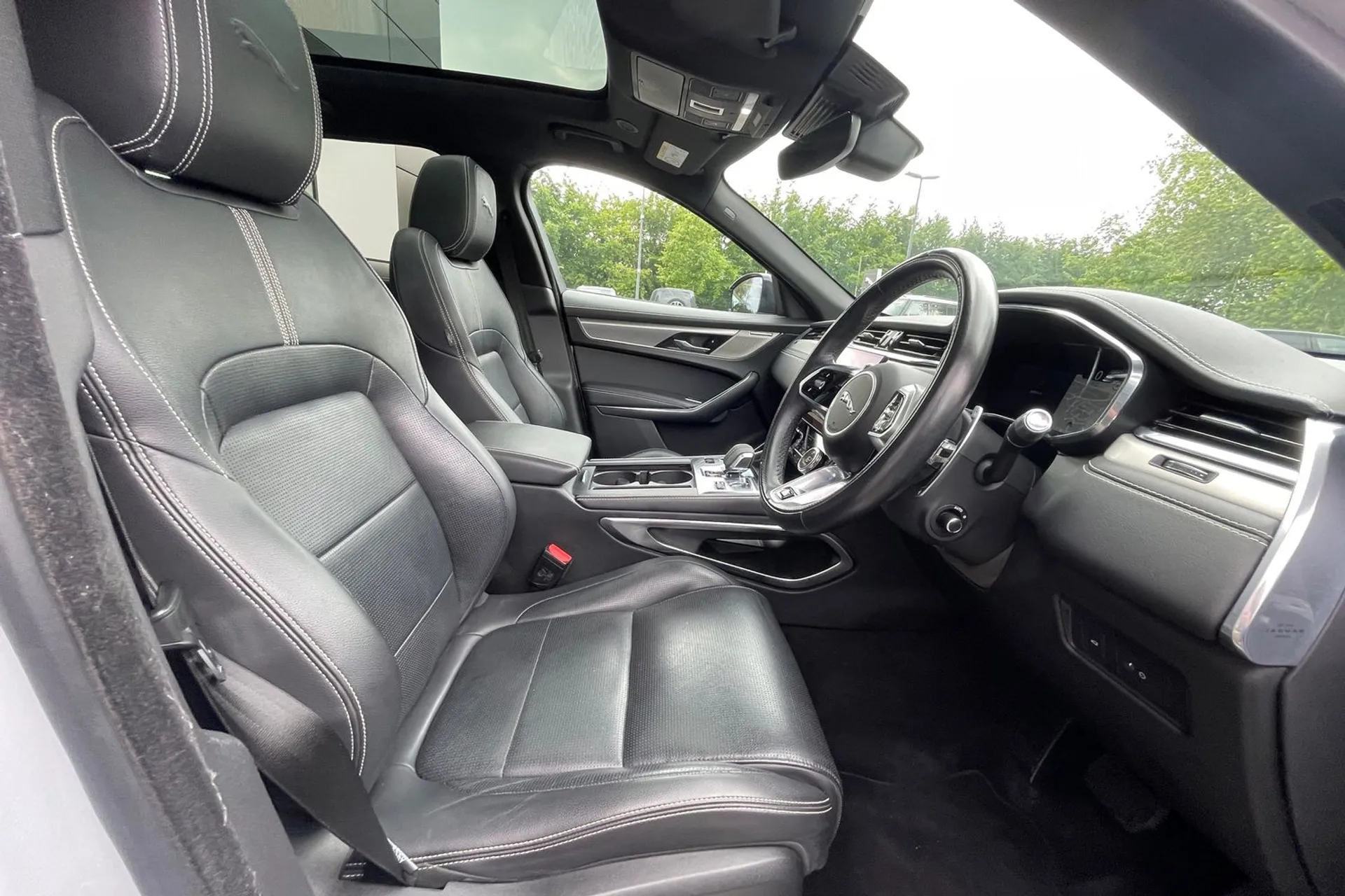 Jaguar F-PACE thumbnail image number 9