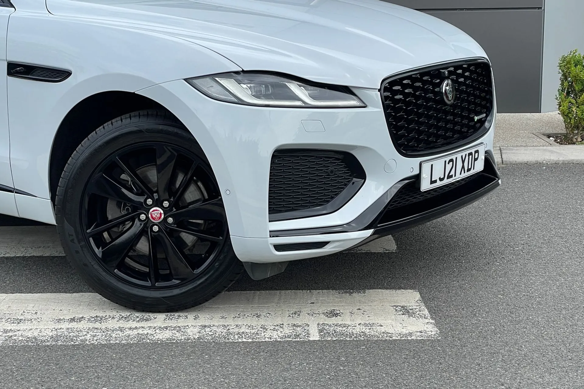 Jaguar F-PACE thumbnail image number 31