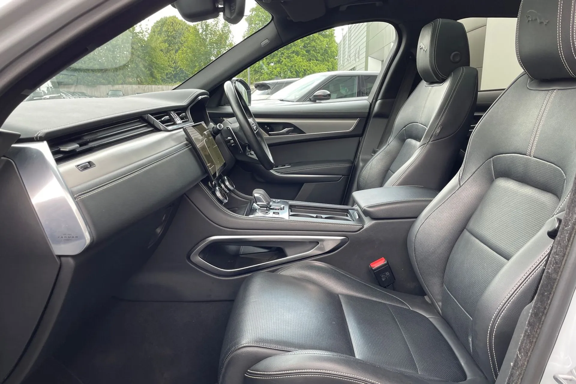 Jaguar F-PACE thumbnail image number 10