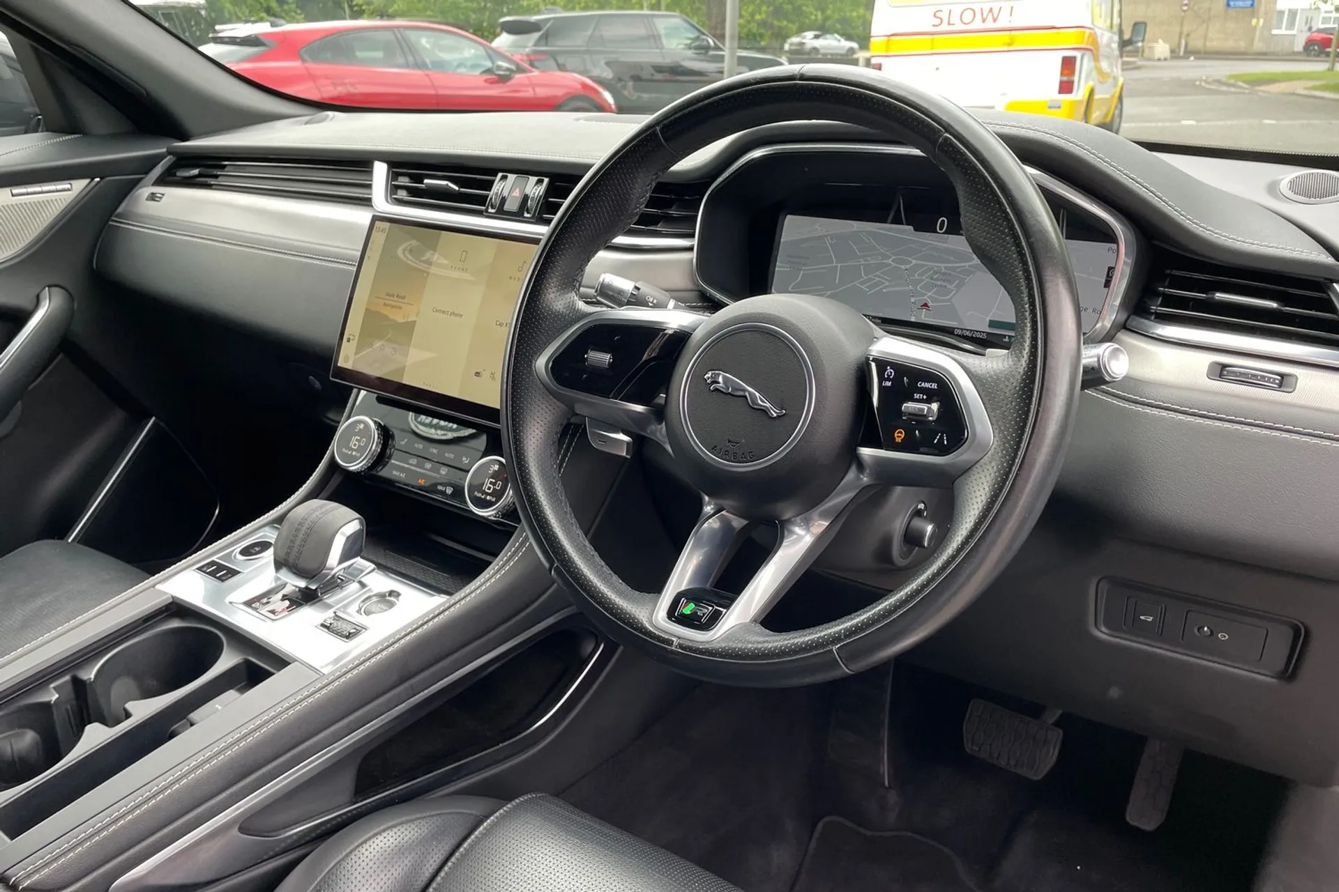 Jaguar F-PACE thumbnail image number 32