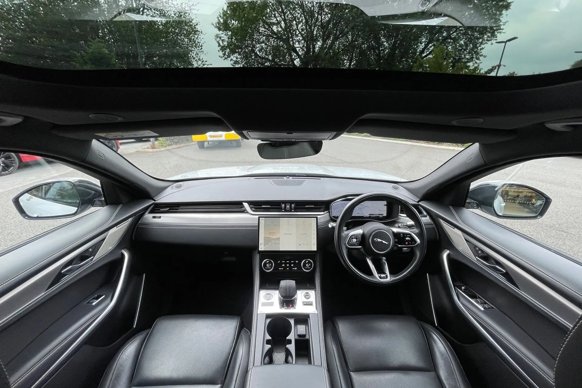 Jaguar F-PACE thumbnail image number 3