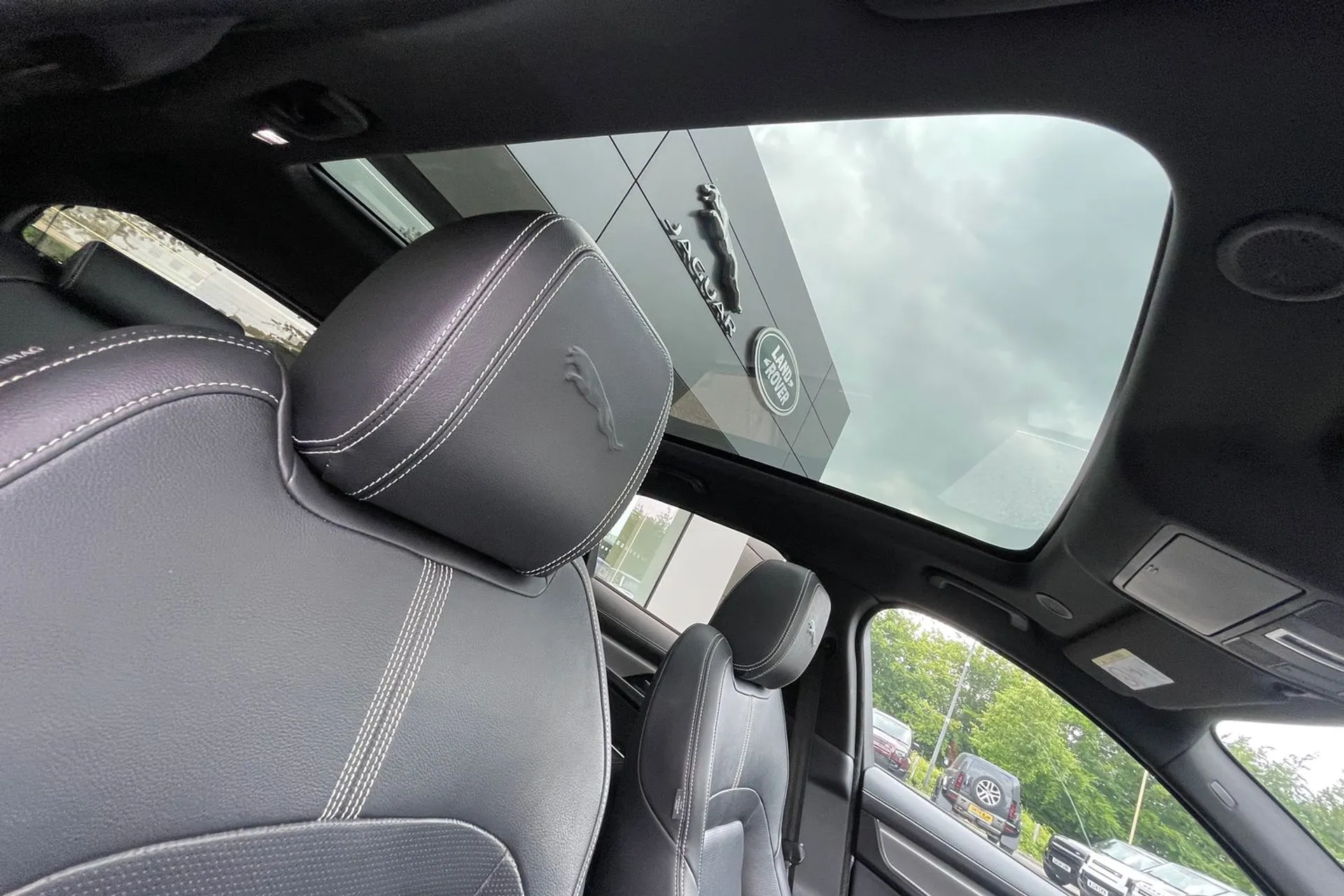 Jaguar F-PACE thumbnail image number 36