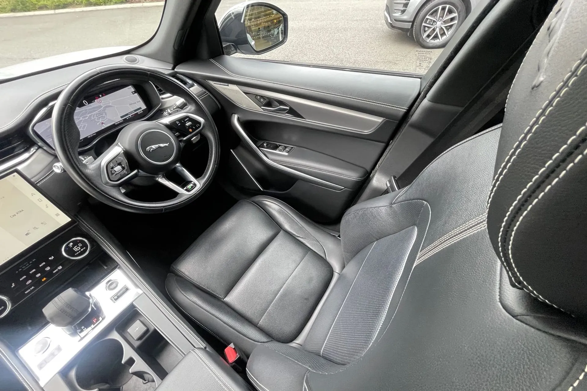 Jaguar F-PACE thumbnail image number 14