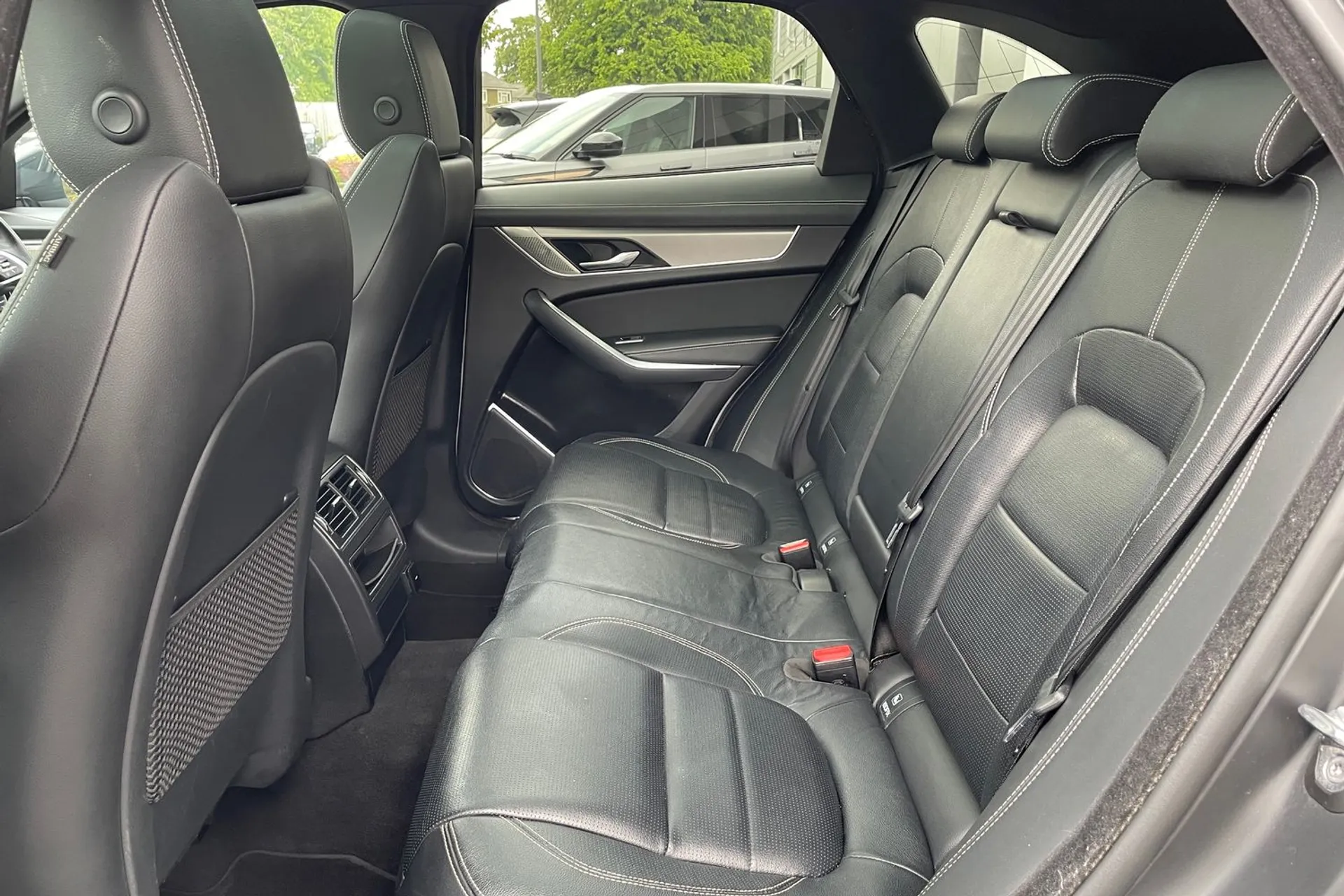 Jaguar F-PACE thumbnail image number 51