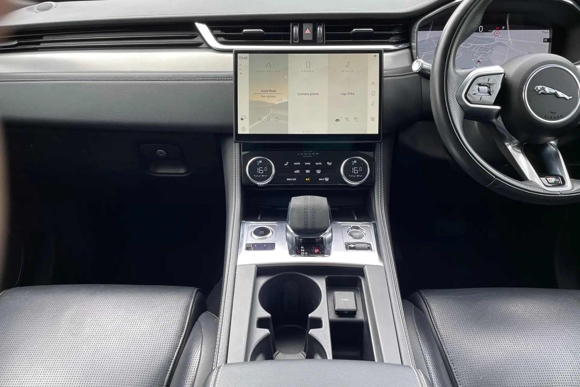Jaguar F-PACE thumbnail image number 15