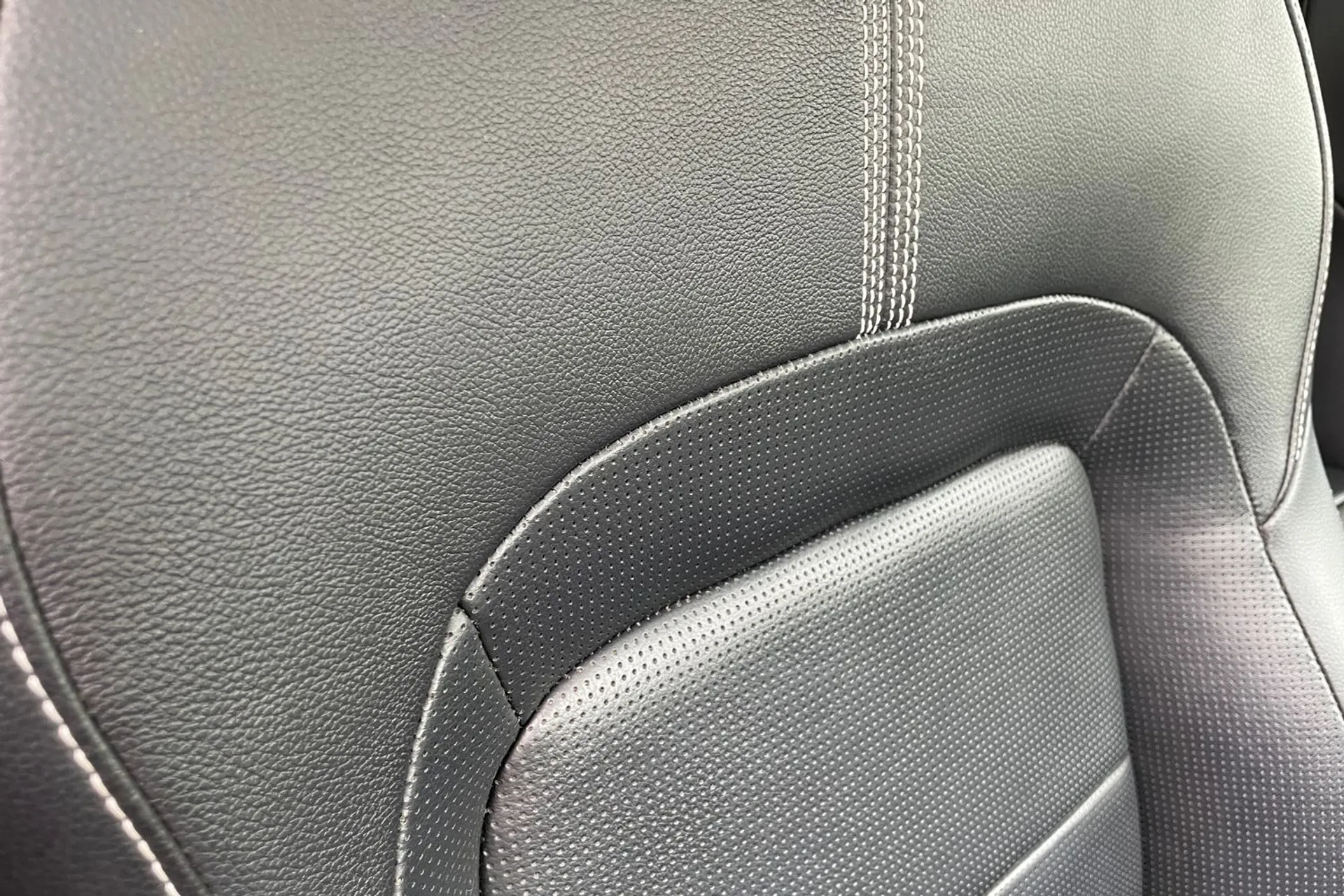 Jaguar F-PACE thumbnail image number 34