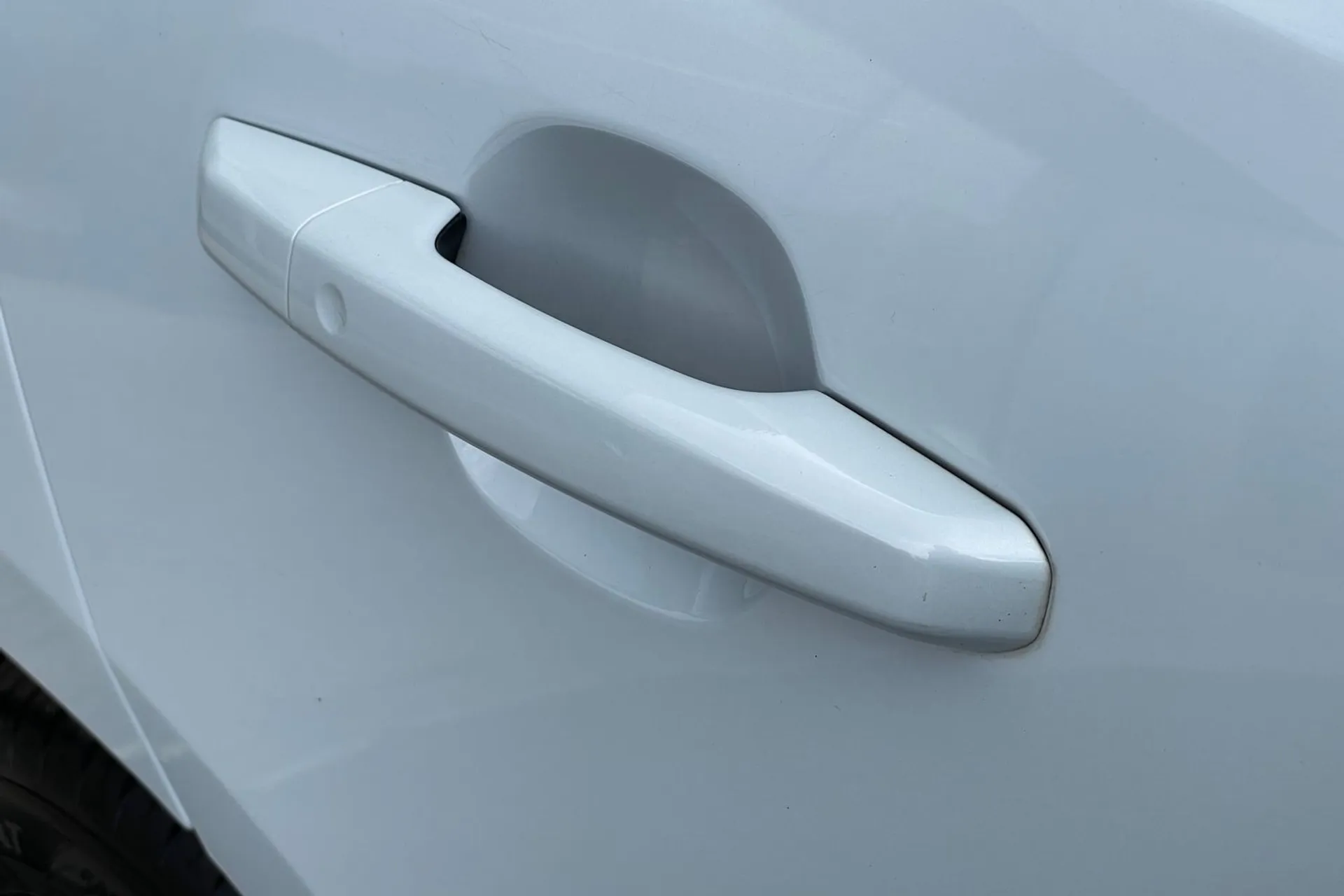 Jaguar F-PACE thumbnail image number 38