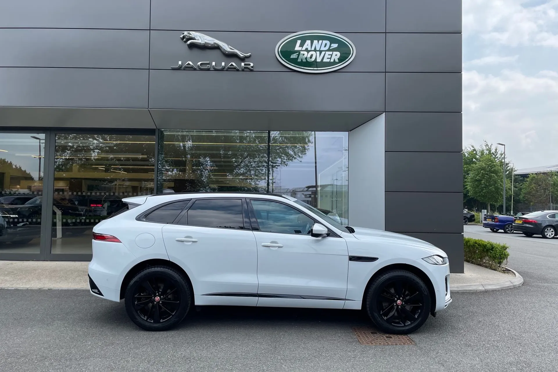 Jaguar F-PACE thumbnail image number 2