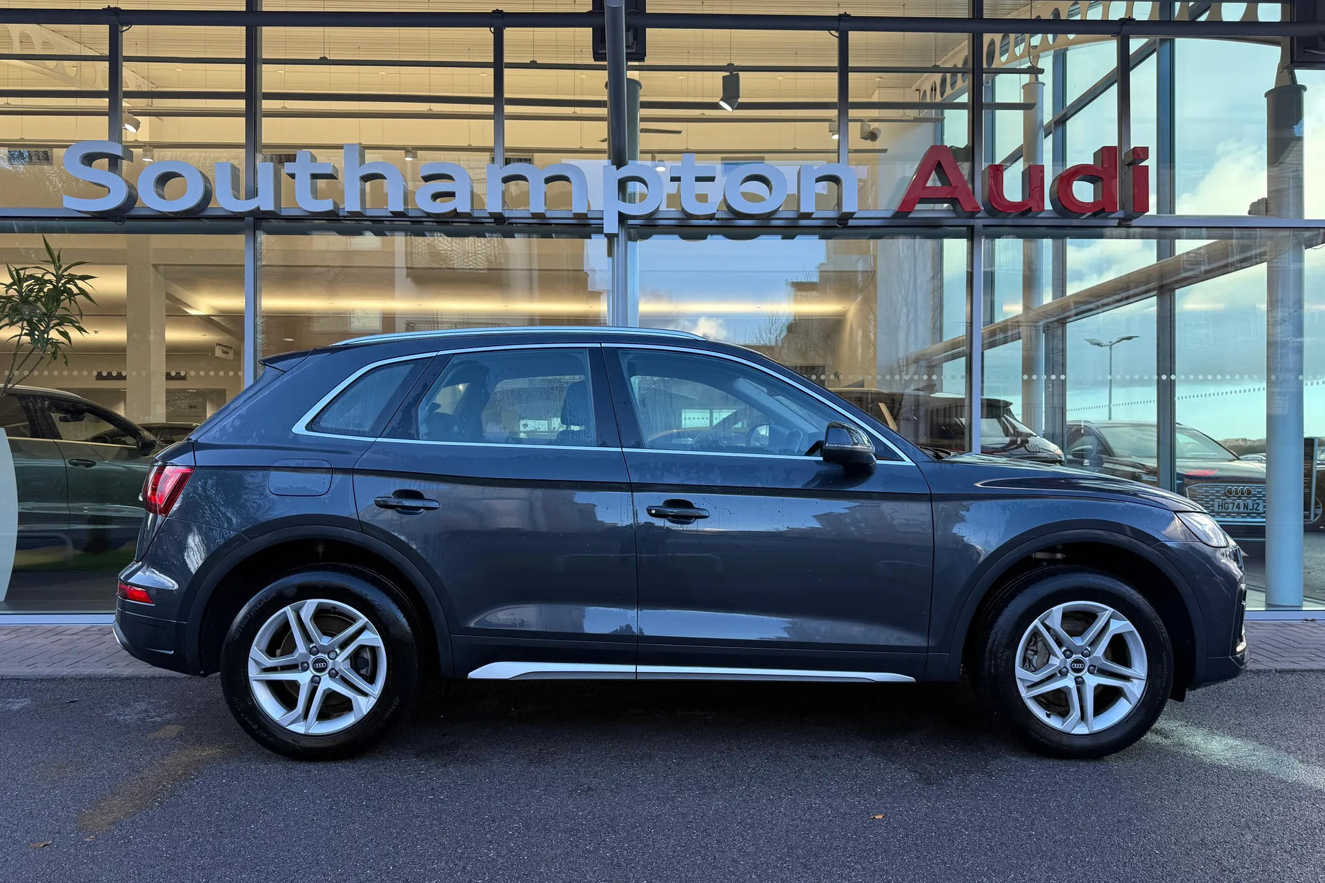 Audi Q5 thumbnail image number 2