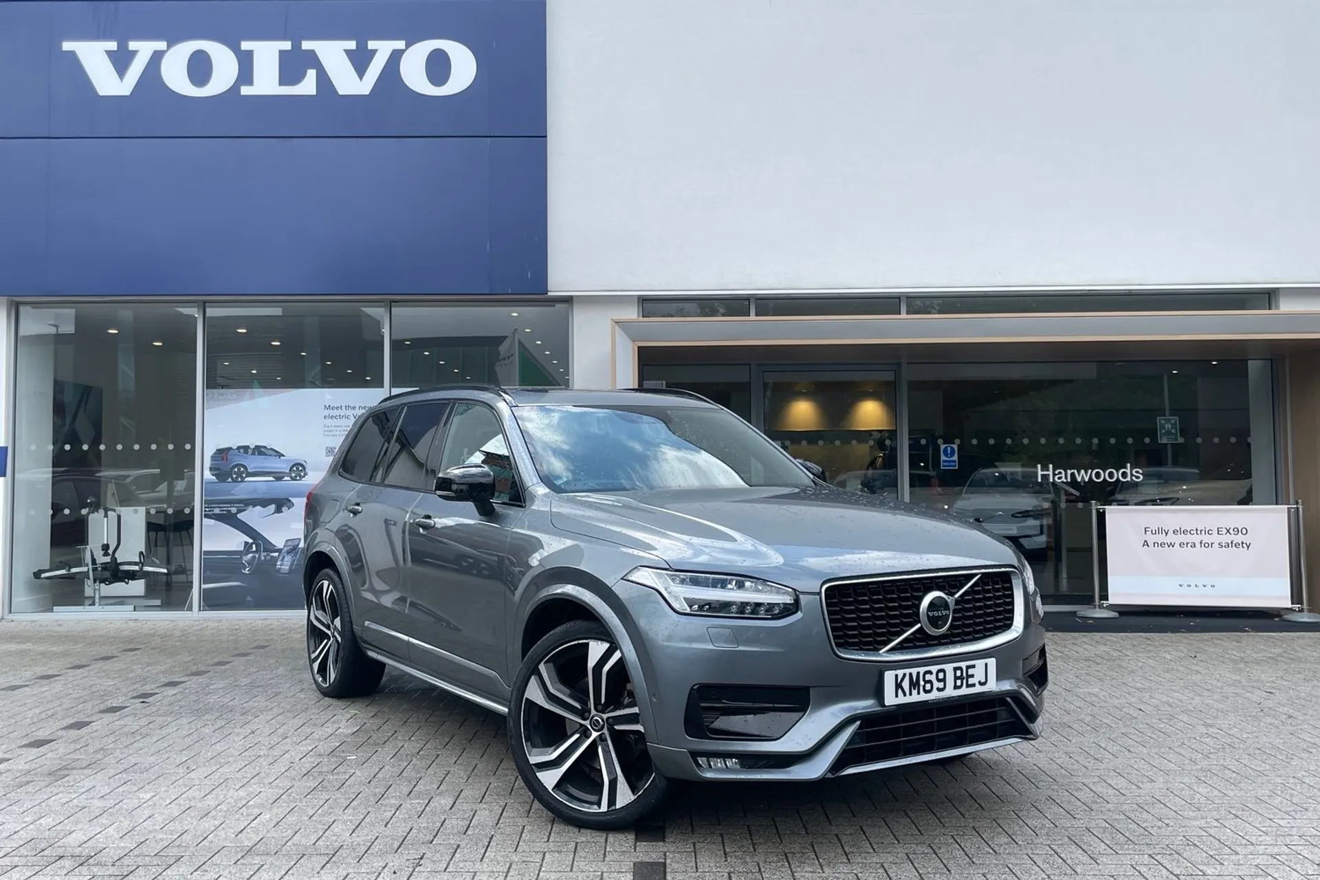Volvo XC90 focused image