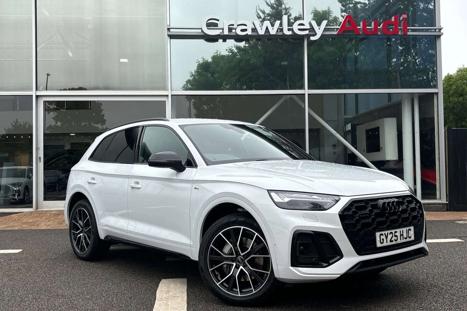 Audi Q5 focused image