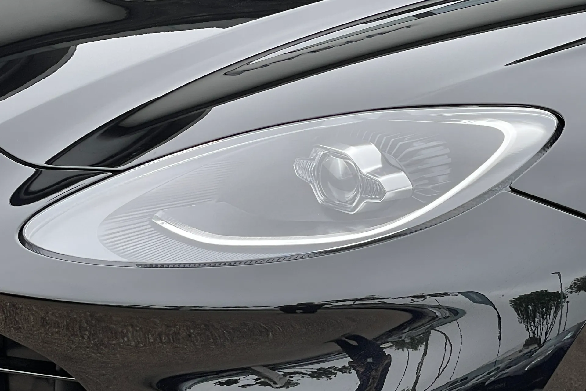 Aston Martin DBX thumbnail image number 14