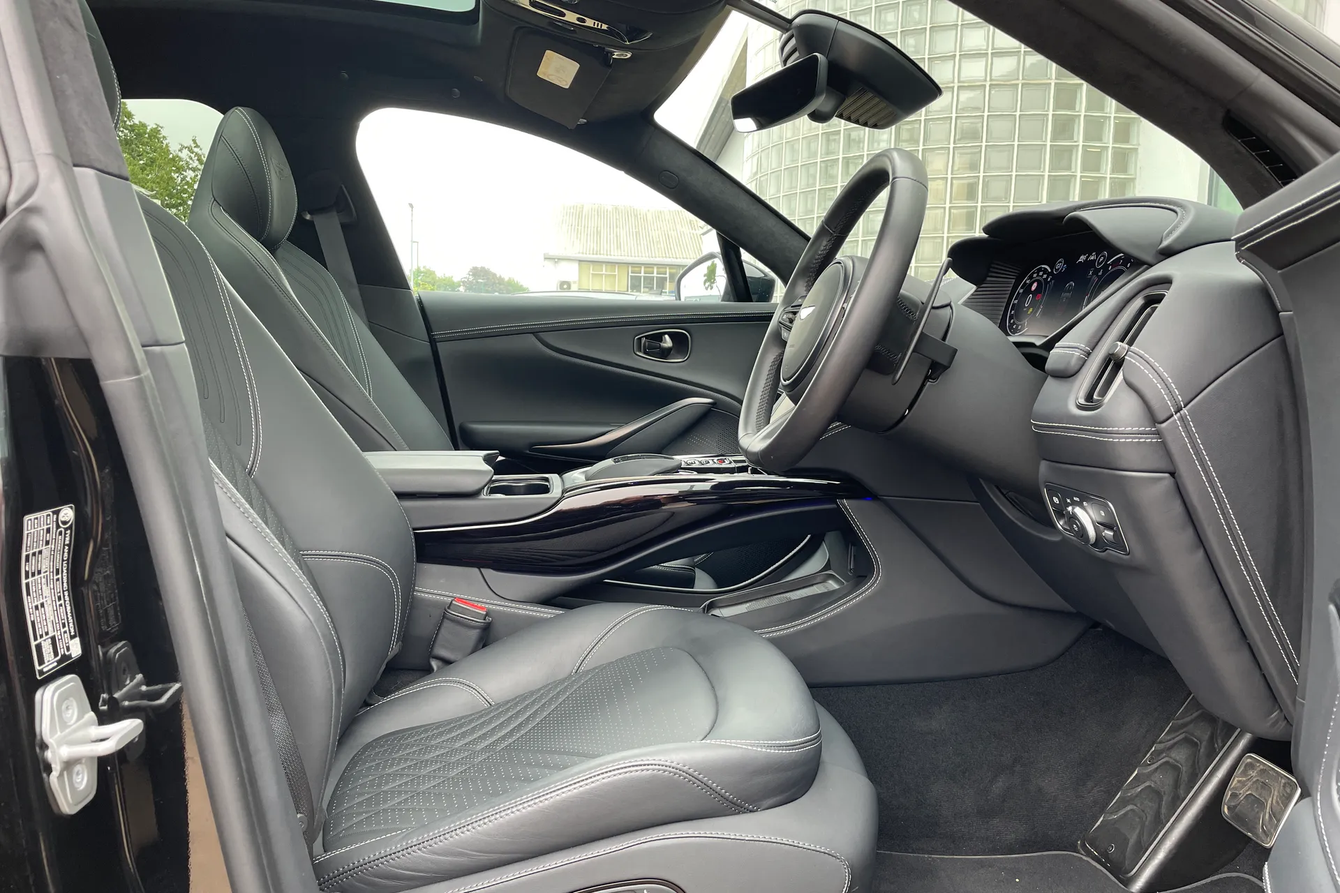 Aston Martin DBX thumbnail image number 28