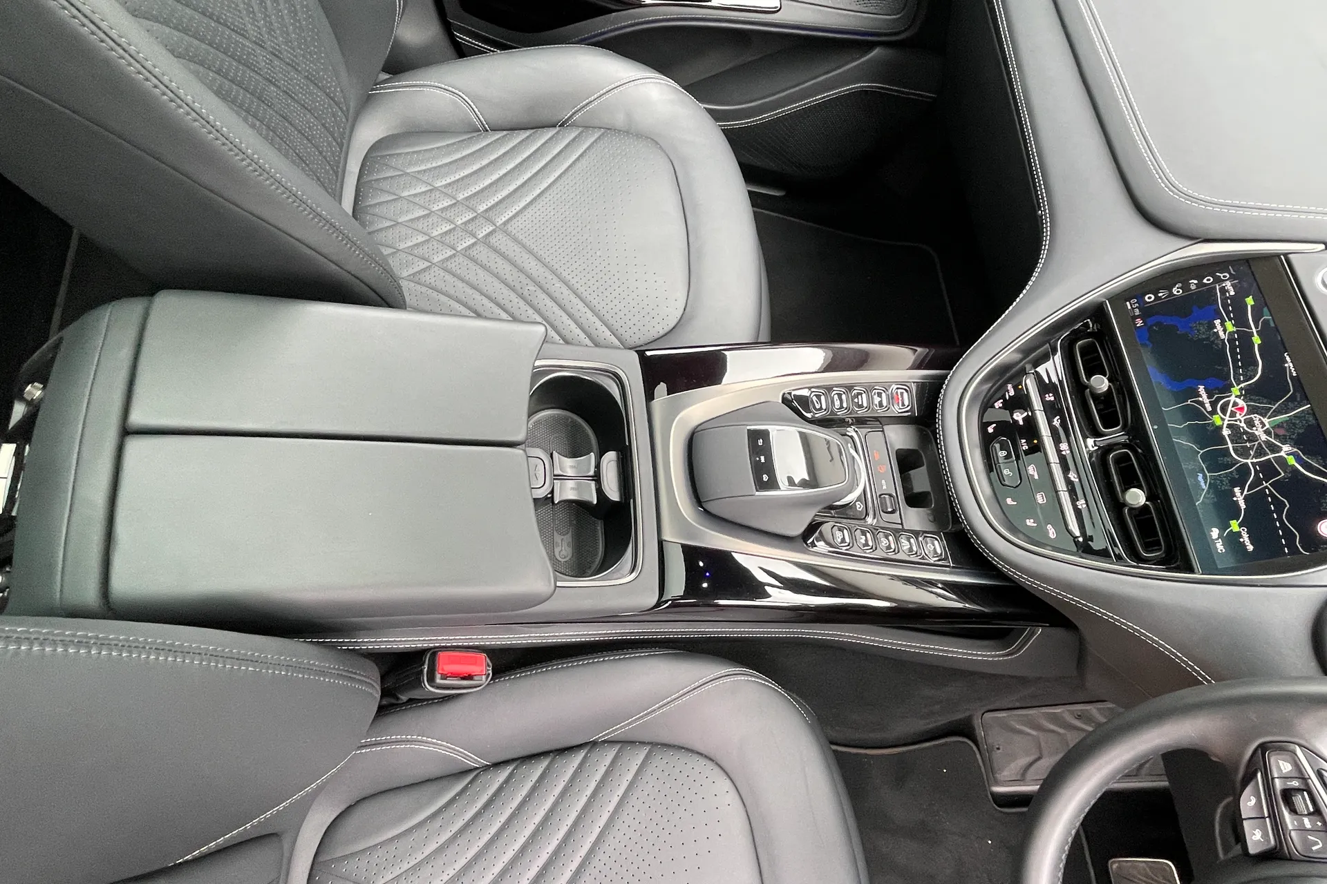 Aston Martin DBX thumbnail image number 55