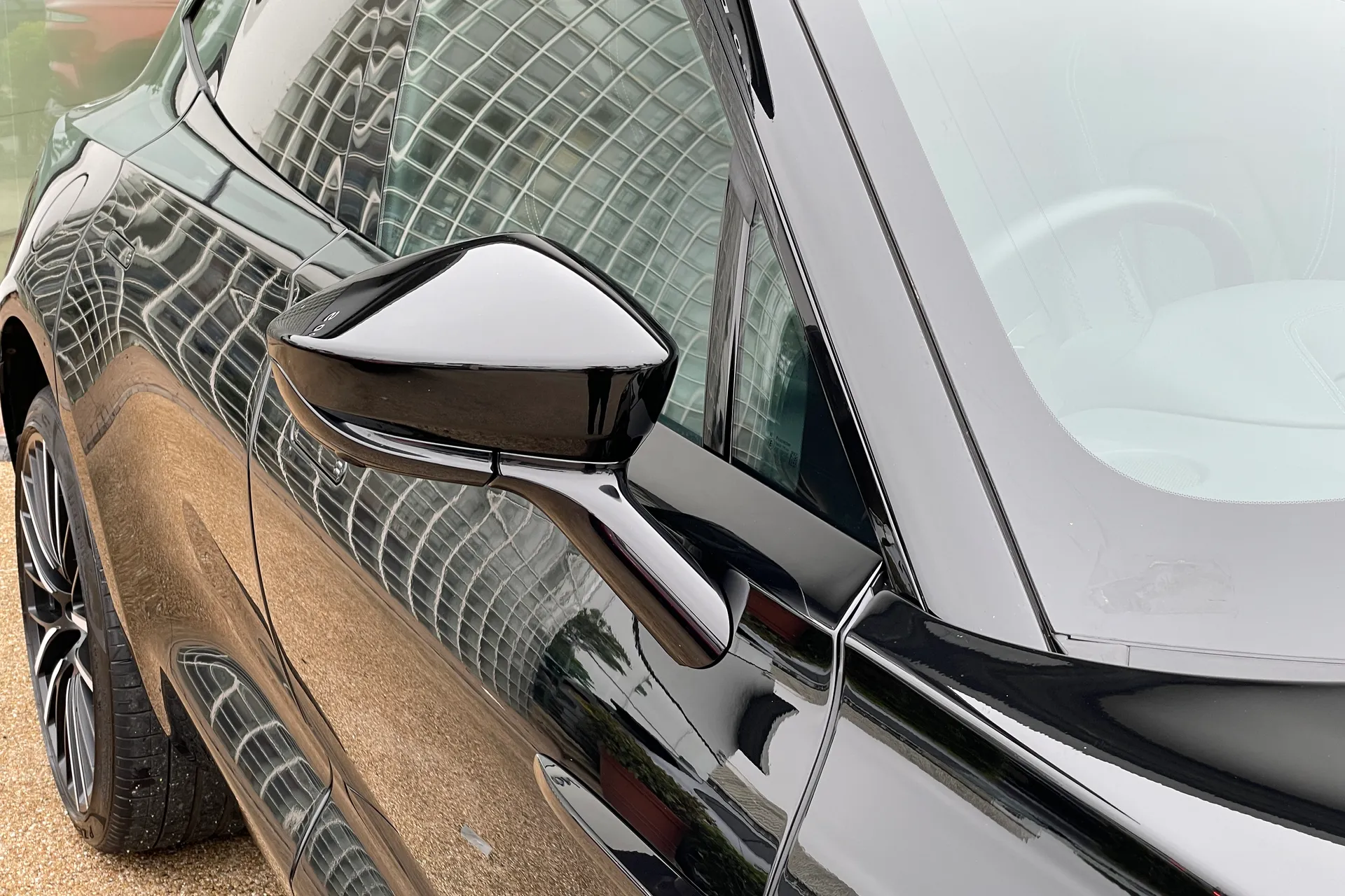 Aston Martin DBX thumbnail image number 10