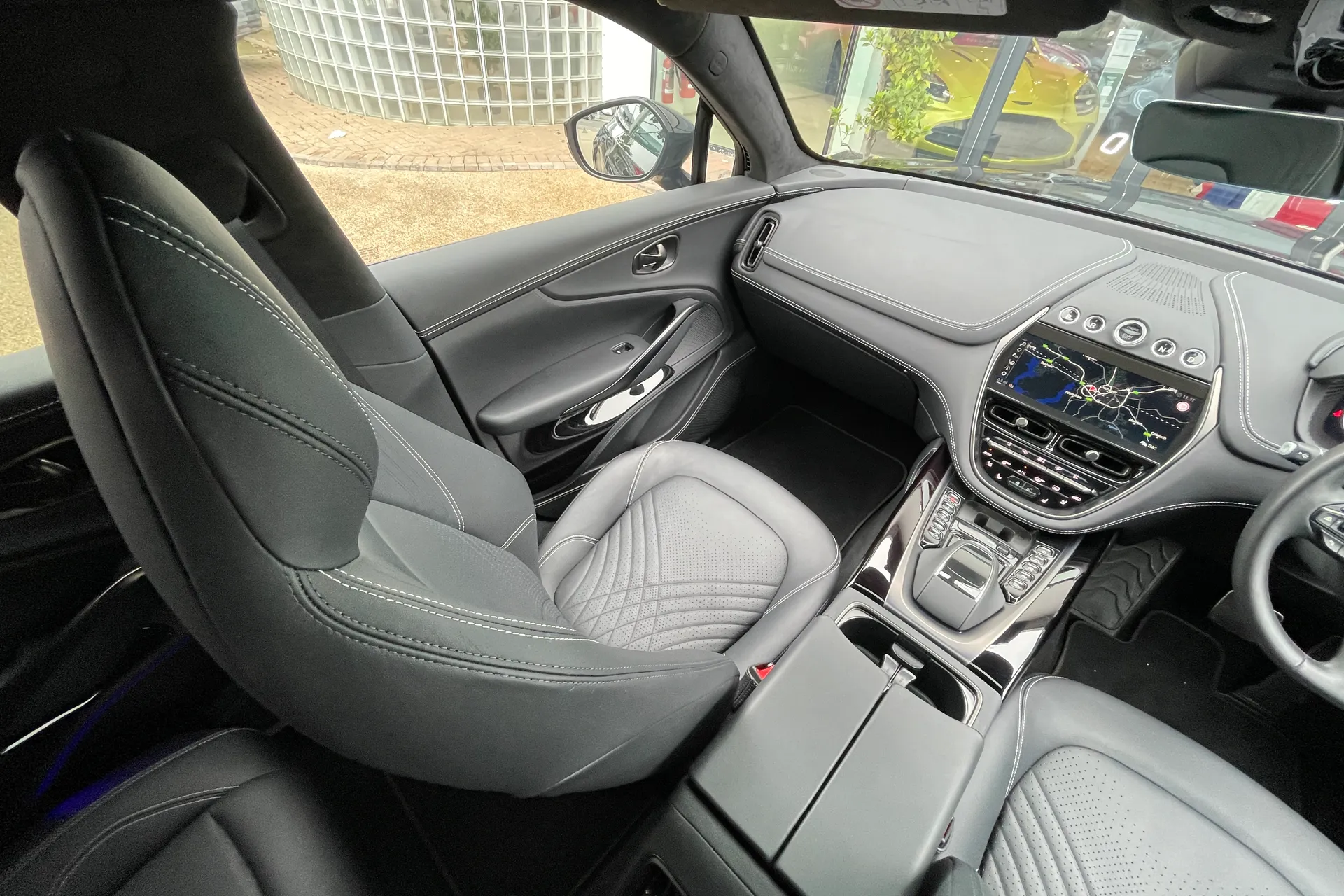 Aston Martin DBX thumbnail image number 41