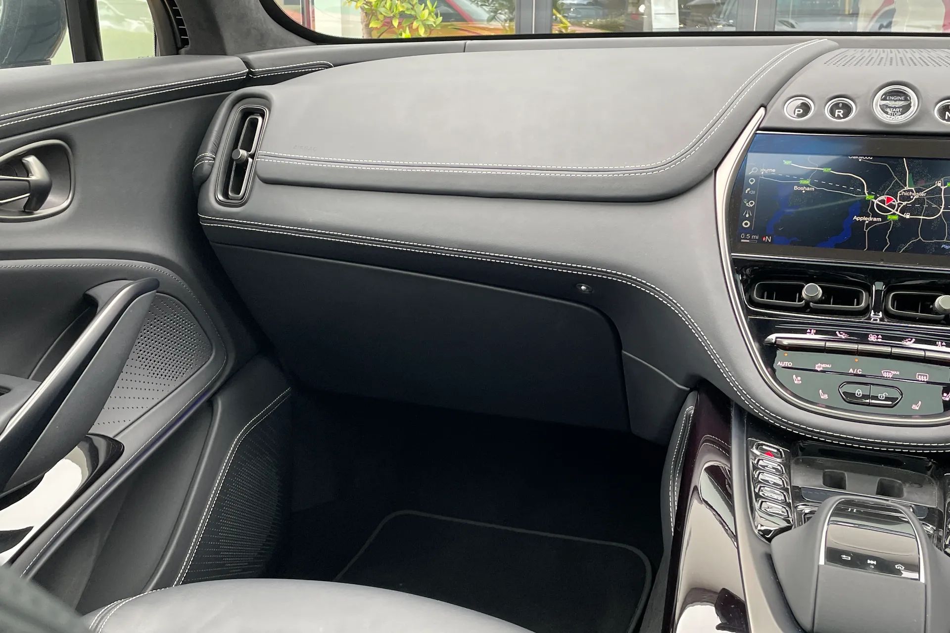 Aston Martin DBX thumbnail image number 38