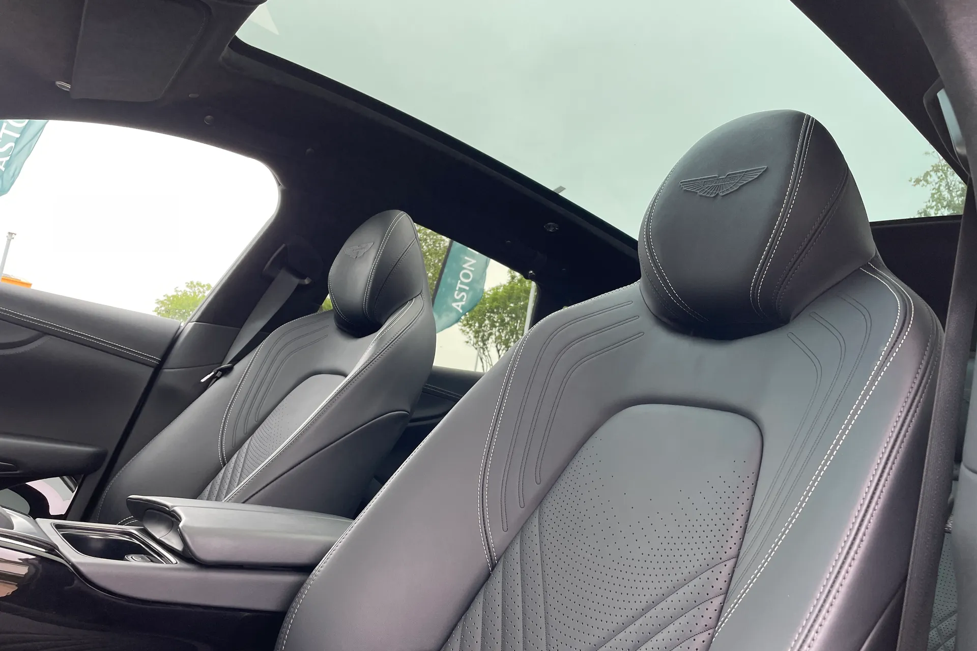 Aston Martin DBX thumbnail image number 4