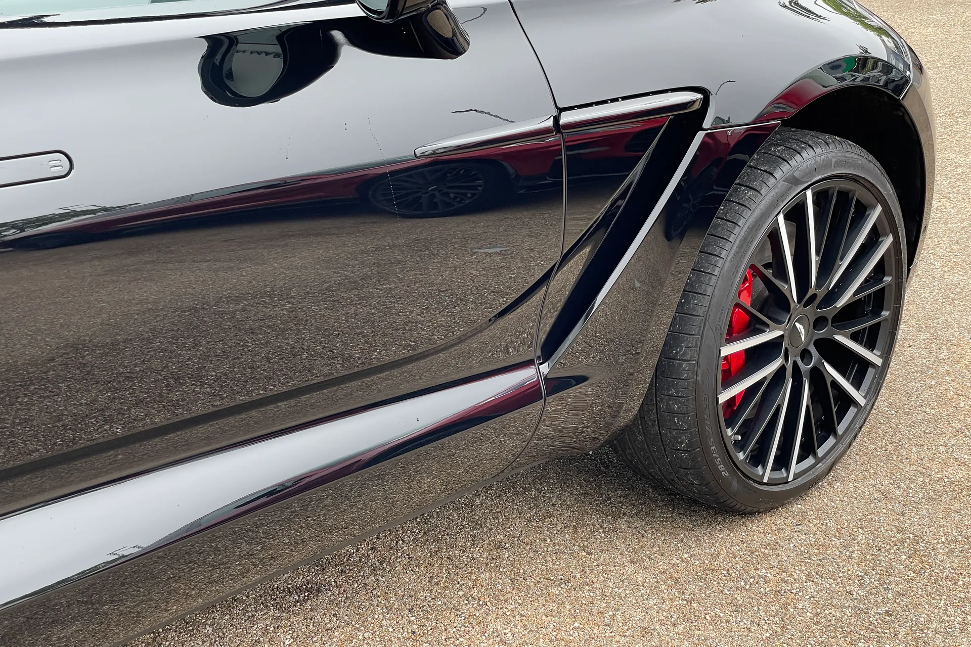 Aston Martin DBX thumbnail image number 13