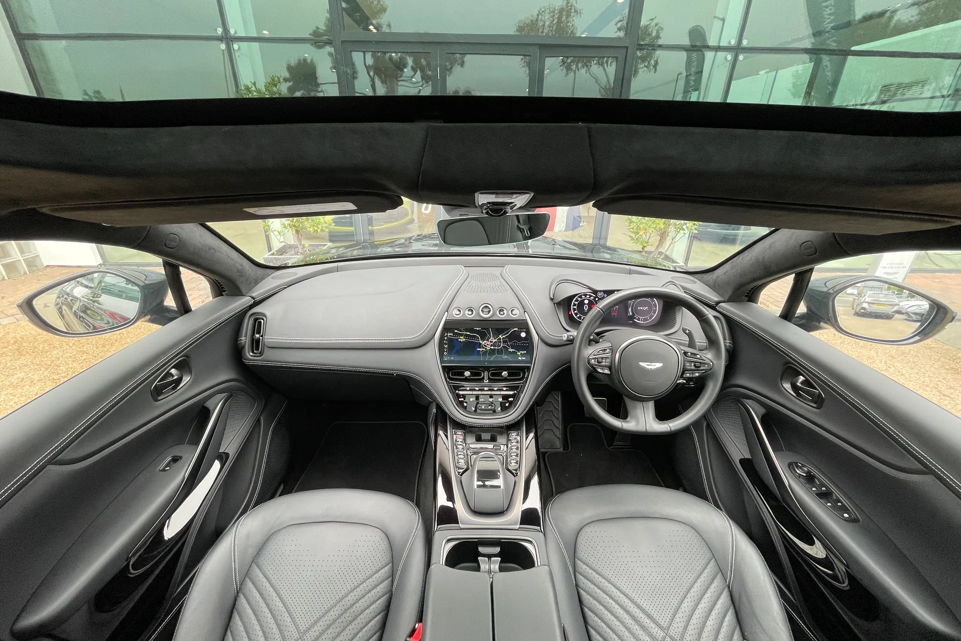 Aston Martin DBX thumbnail image number 3