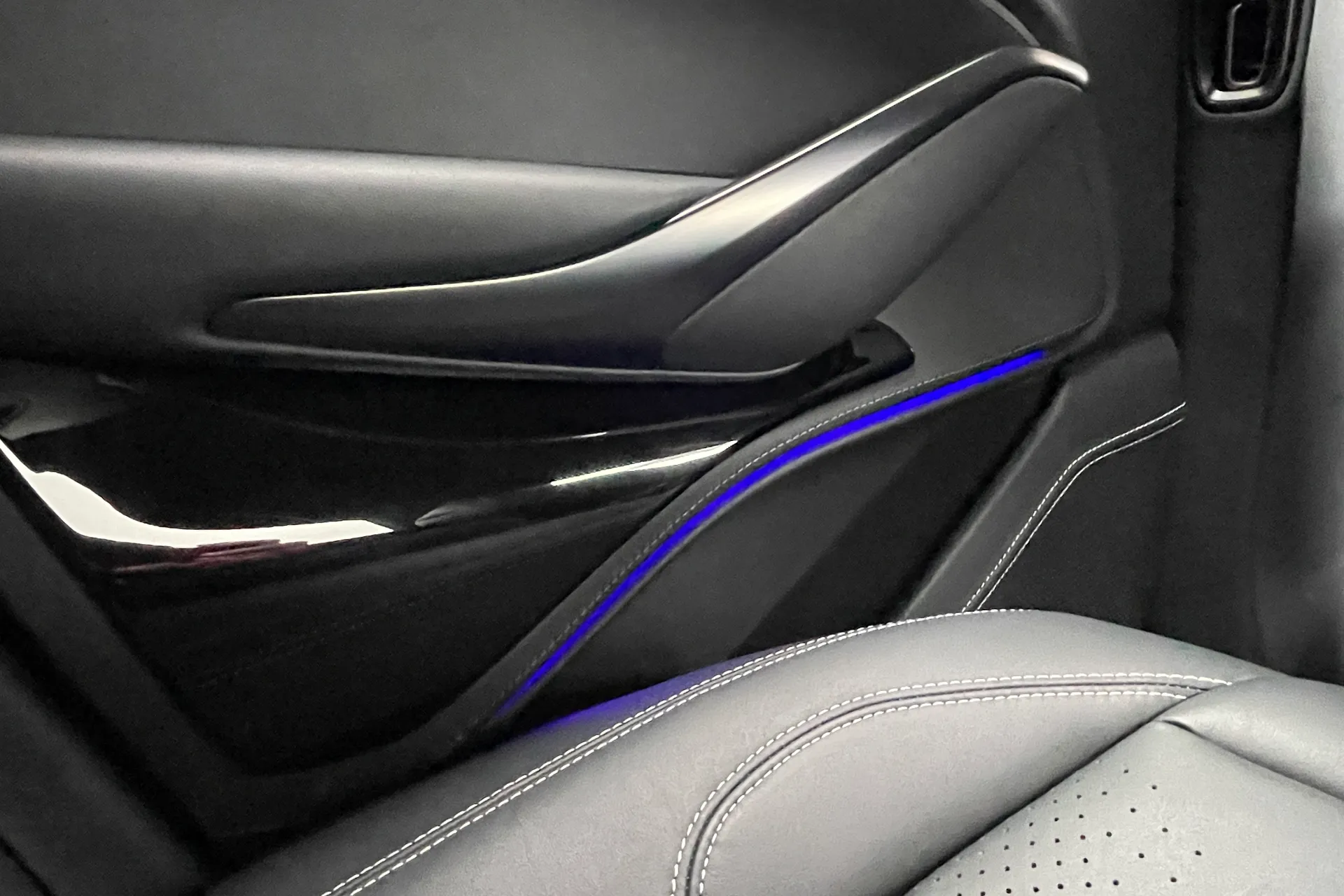 Aston Martin DBX thumbnail image number 43