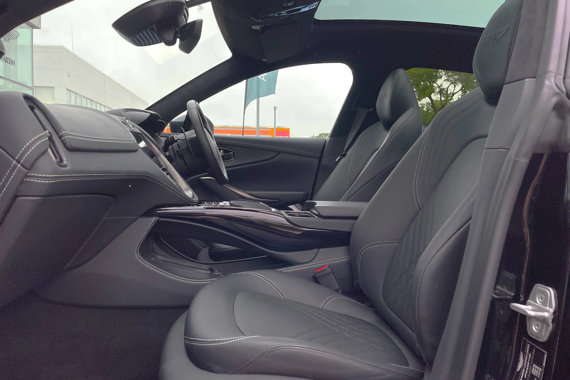 Aston Martin DBX thumbnail image number 31